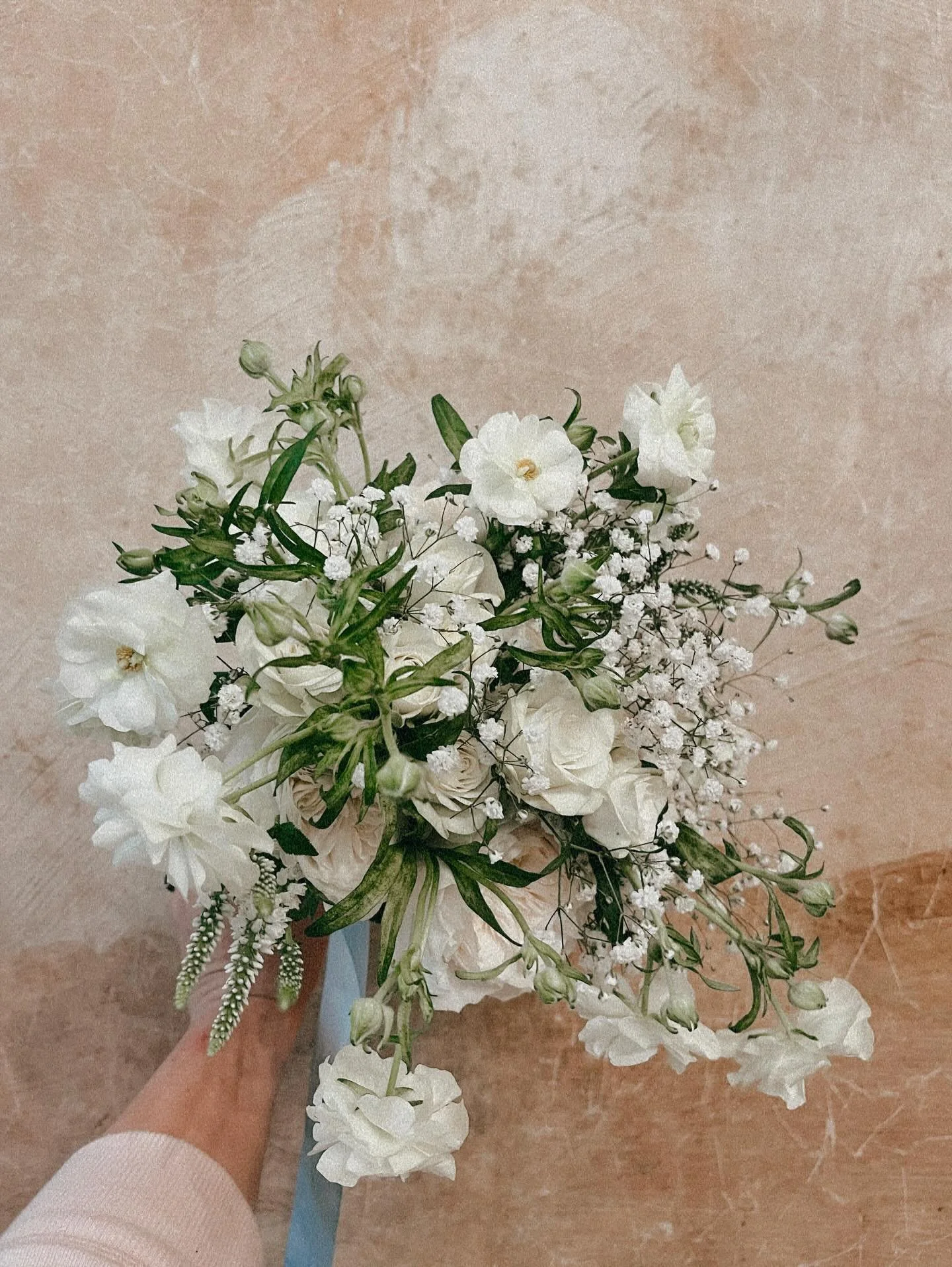 Some sweet, effortless, classic, creamy, white blooms 🤍🤍🤍

#modernromance #timelesswedding #neutralweddingpalette #delicateblooms #intimatewedding weddingdetails
