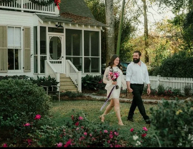 Christmas Eve, but make it a romantic, intimate, elopement. 

📷 @katieostarlyphotography 👰&zwj;♀️ @theandreabaker 

#ChristmasEveElopement #JewelToneBouquet #WinterElopement
#NorthshoreElopement #LouisianaElopement MoodyFlorals
IntimateWedding Elop