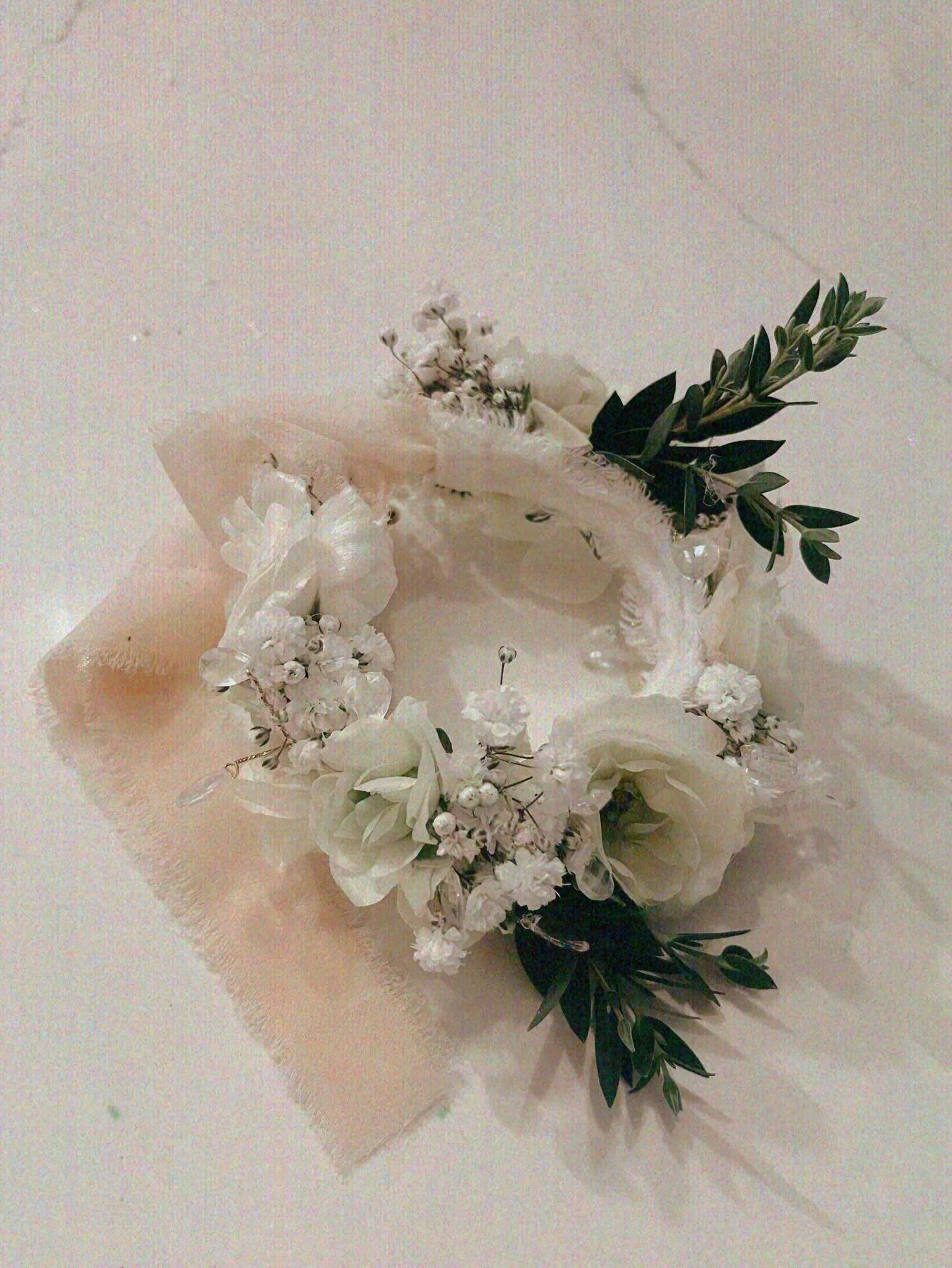 A lil&rsquo; wrist corsage style 

#corsageinspiration #whitecorsage #florist #northshoreflorist #whimsyflorals