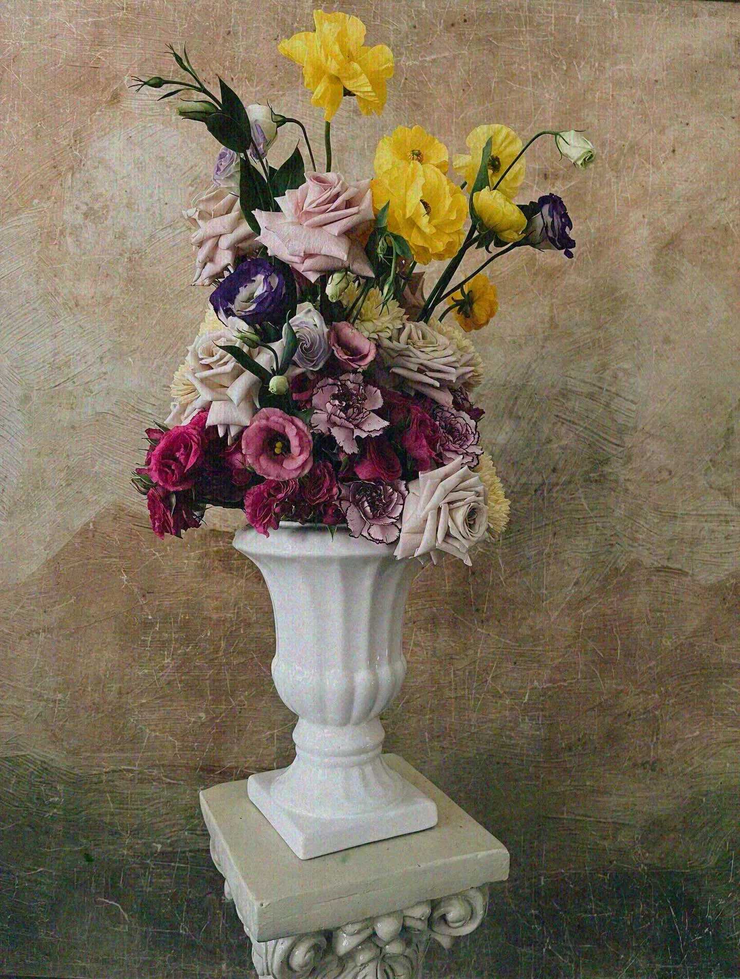 Lil&rsquo; pedestal floral arrangement

#brights #color #pedestalfloralarrangement #northshoreflorist #feverdreamflorals