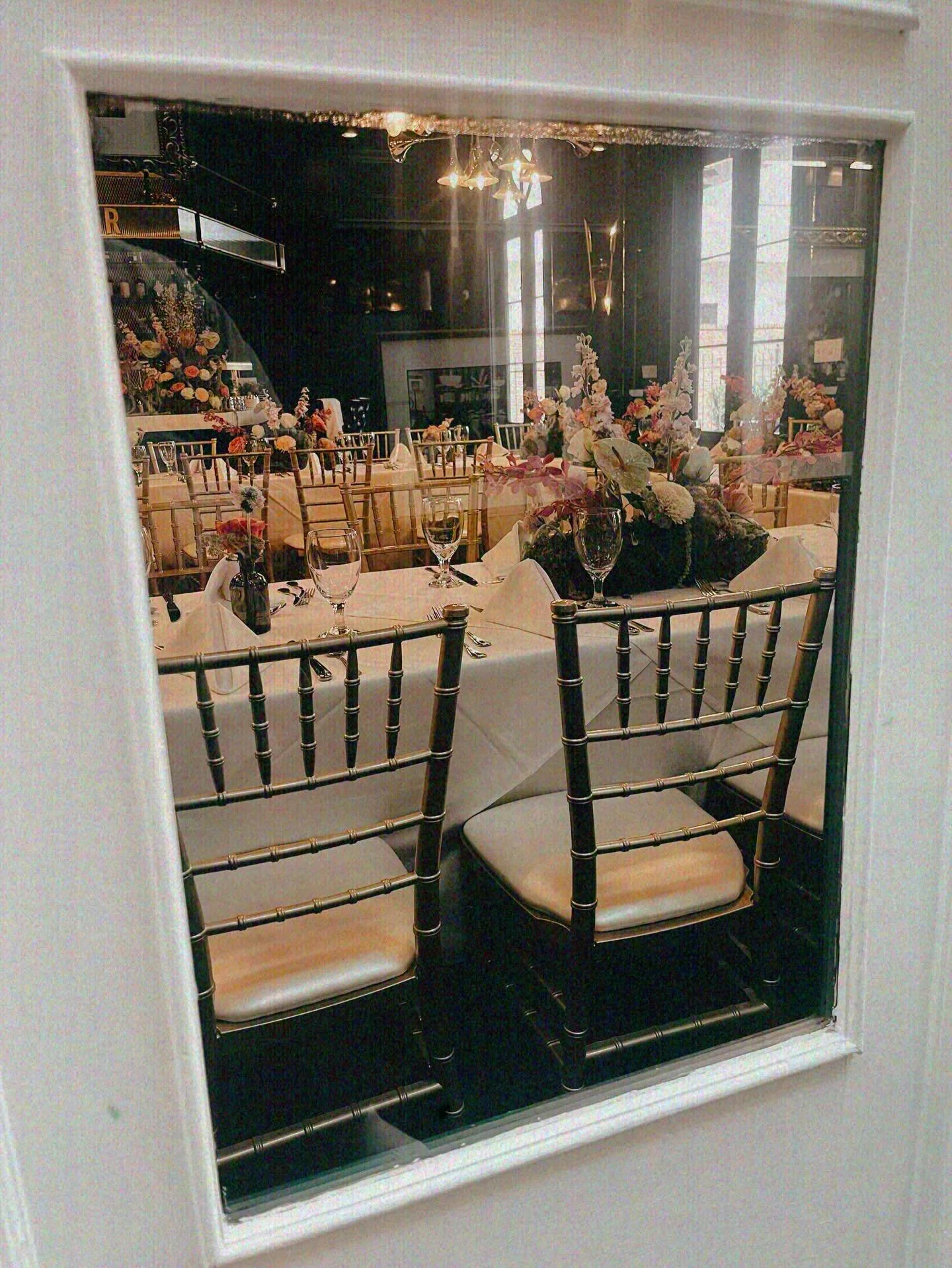 Flowering up the rehearsal dinner ✨

👰 @audettelebl 
🍴@jubans 

#rehearsaldinnerflowers #strawberrymatcha #flowermeadows #weddingflowers #louisianaweddings