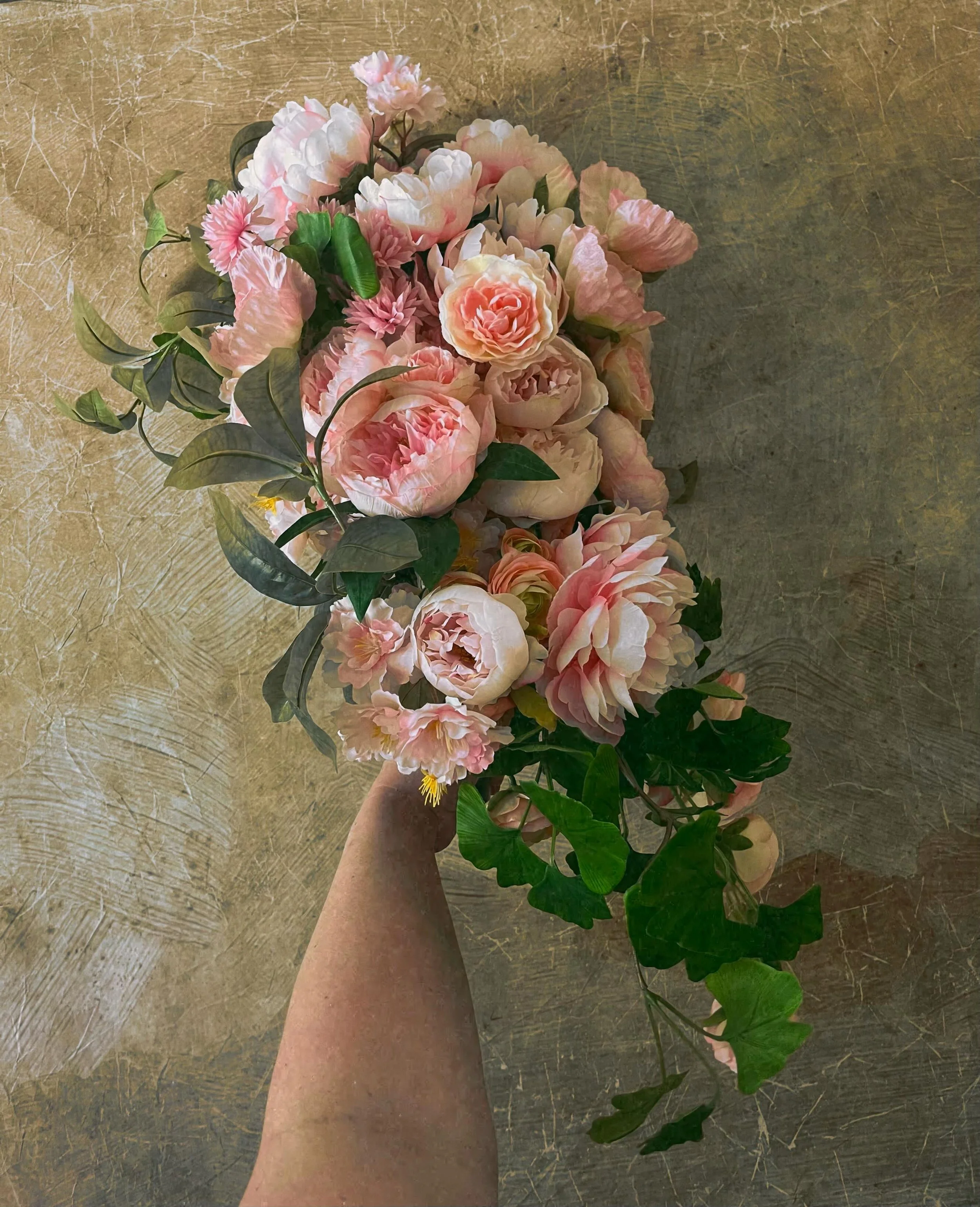 Today&rsquo;s wedding personals featured a lush cascading peony bouquet, delicate calla lily boutonnieres, and soft floral accents designed to bring a dreamy, romantic, garden vibe to the moment. 

Congratulations to the couple💍👰&zwj;♀️🤵💕 @tiffan