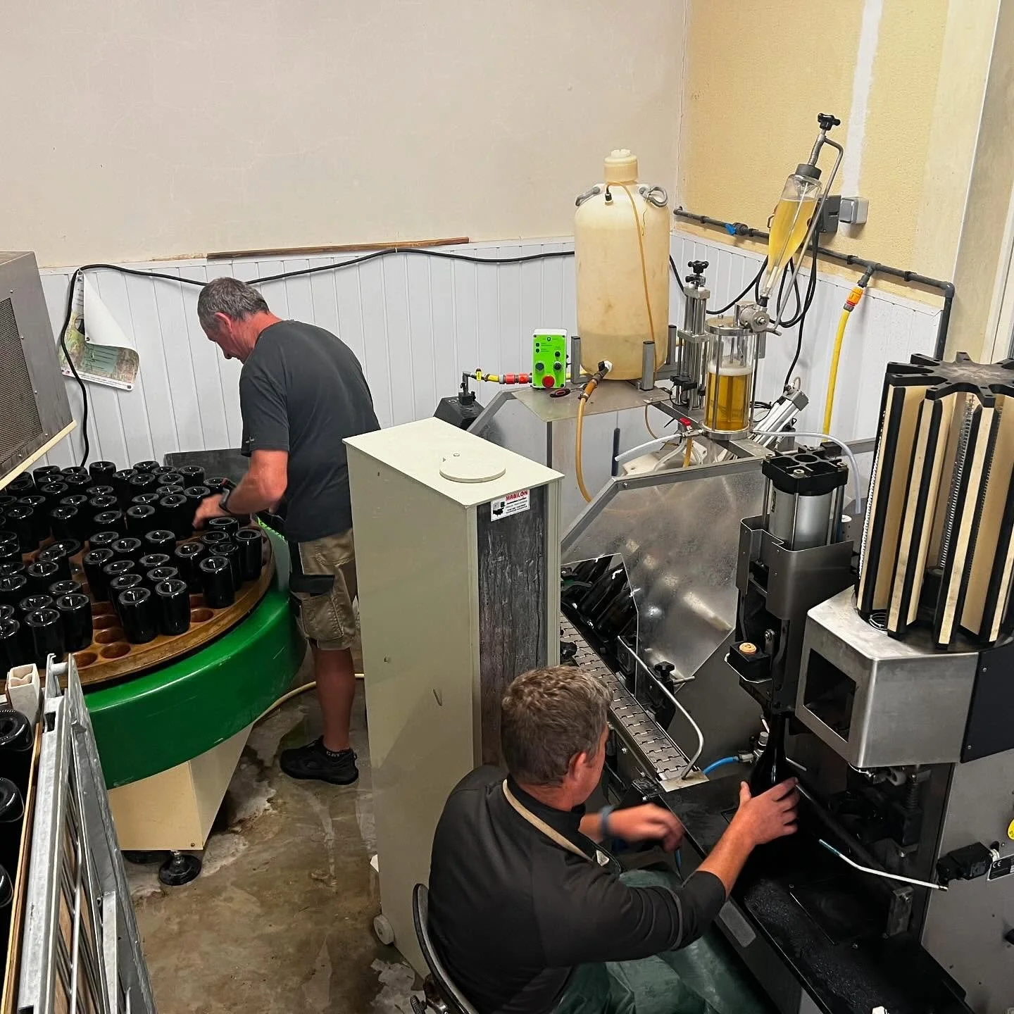 🇫🇷
Journ&eacute;e d&eacute;gorgement - apr&egrave;s 4 a 10 ans de repos en cave, le d&eacute;p&ocirc;t produit pendant la second fermentation est concentr&eacute; dans le goulot puis pris en glace. Il est ensuite &eacute;ject&eacute; de la bouteill