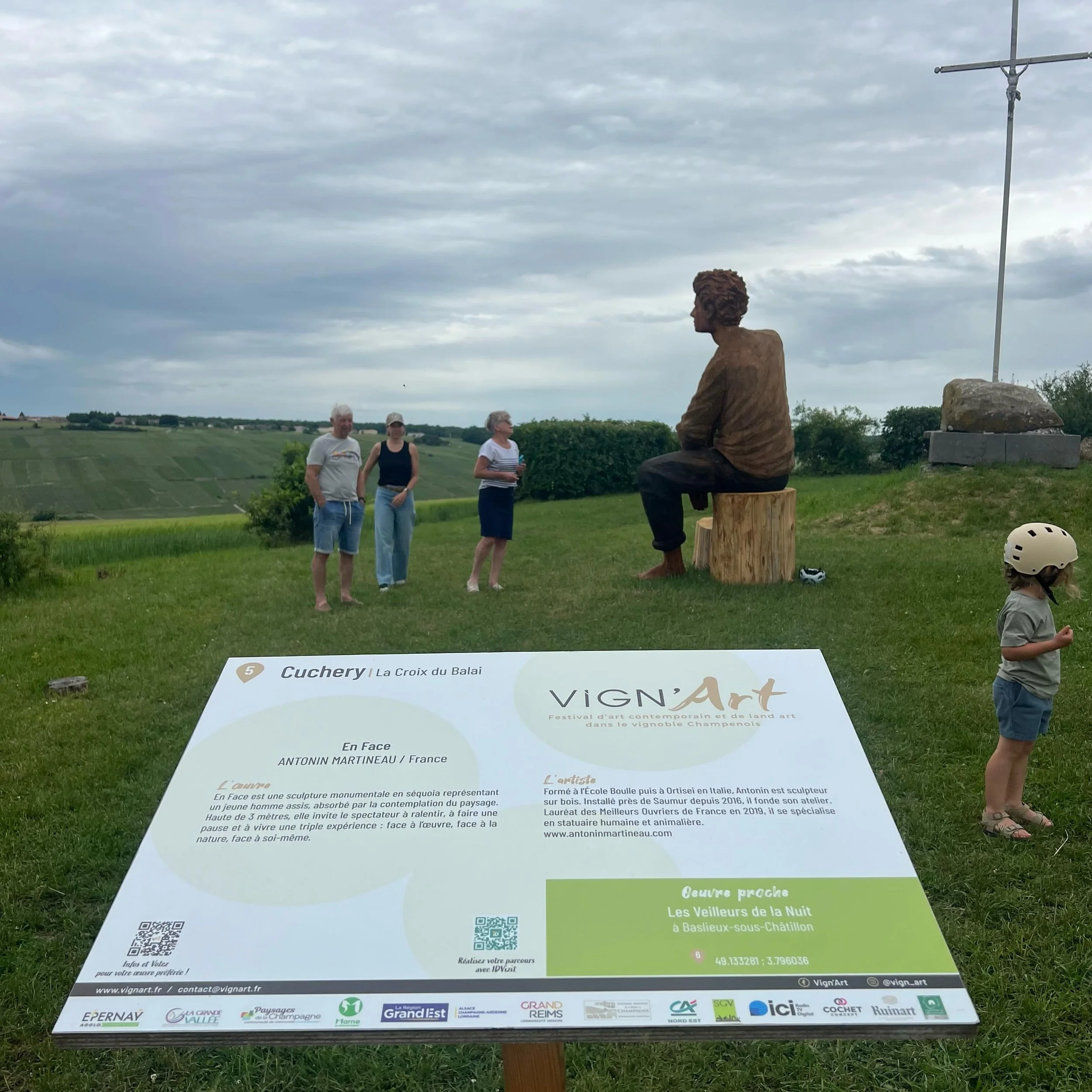 🎨 Quand l&rsquo;art s&rsquo;invite au c&oelig;ur des vignes !
Magnifique parenth&egrave;se cet apr&egrave;s-midi &agrave; Cuchery pour d&eacute;couvrir le @vign_art ! 😍 Une sculpture monumentale &laquo; En Face &raquo; d&rsquo;Antonin Martineau.
Pe