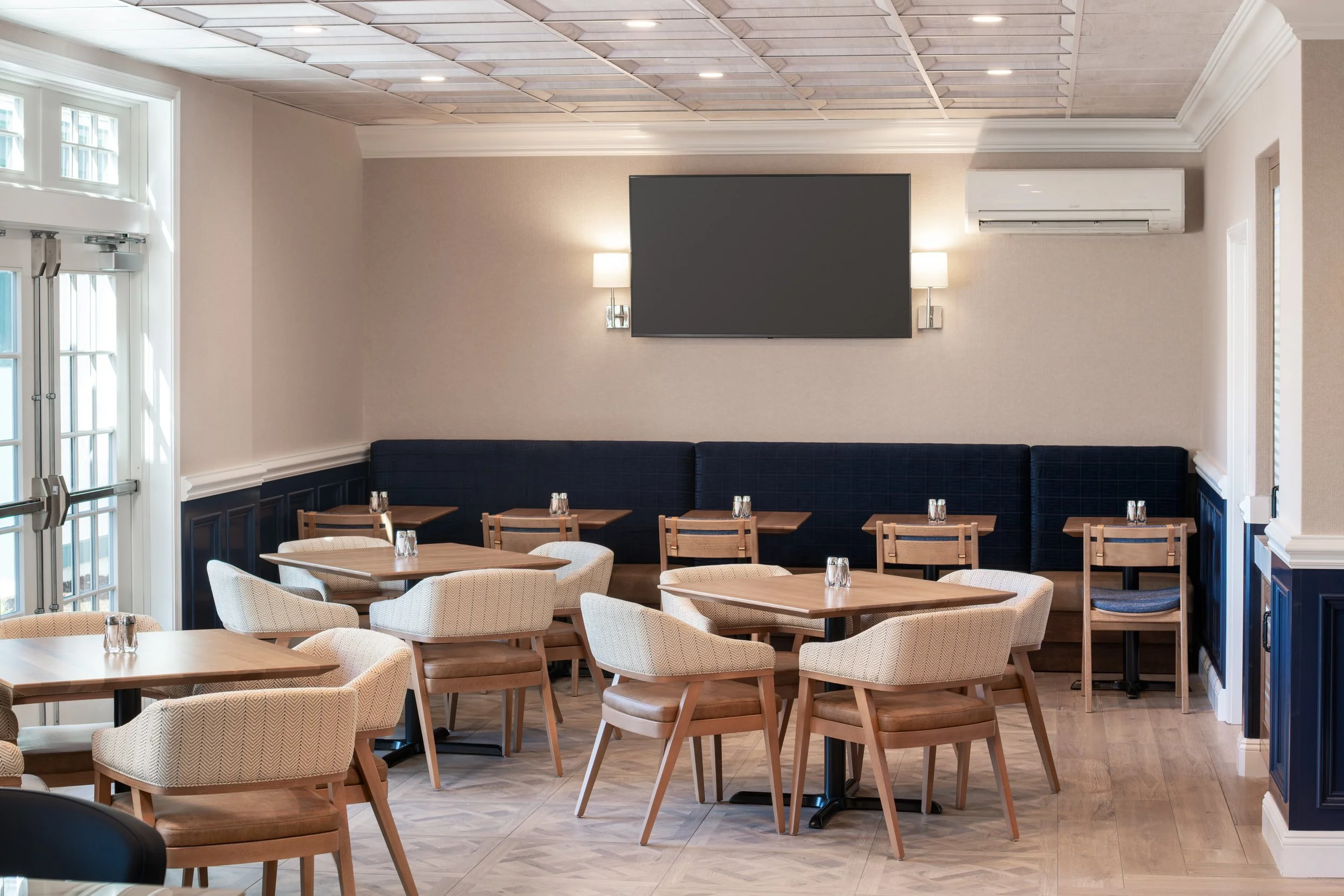 Stonington Country Club Restaurant Sitting Area.jpg