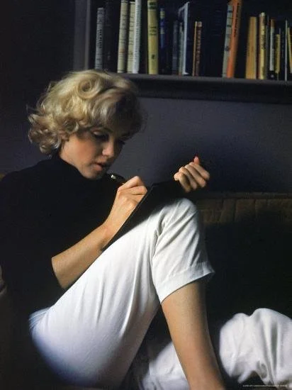 alfred-eisenstaedt-marilyn-monroe-writing-at-home_u-l-p43g1t0.jpg
