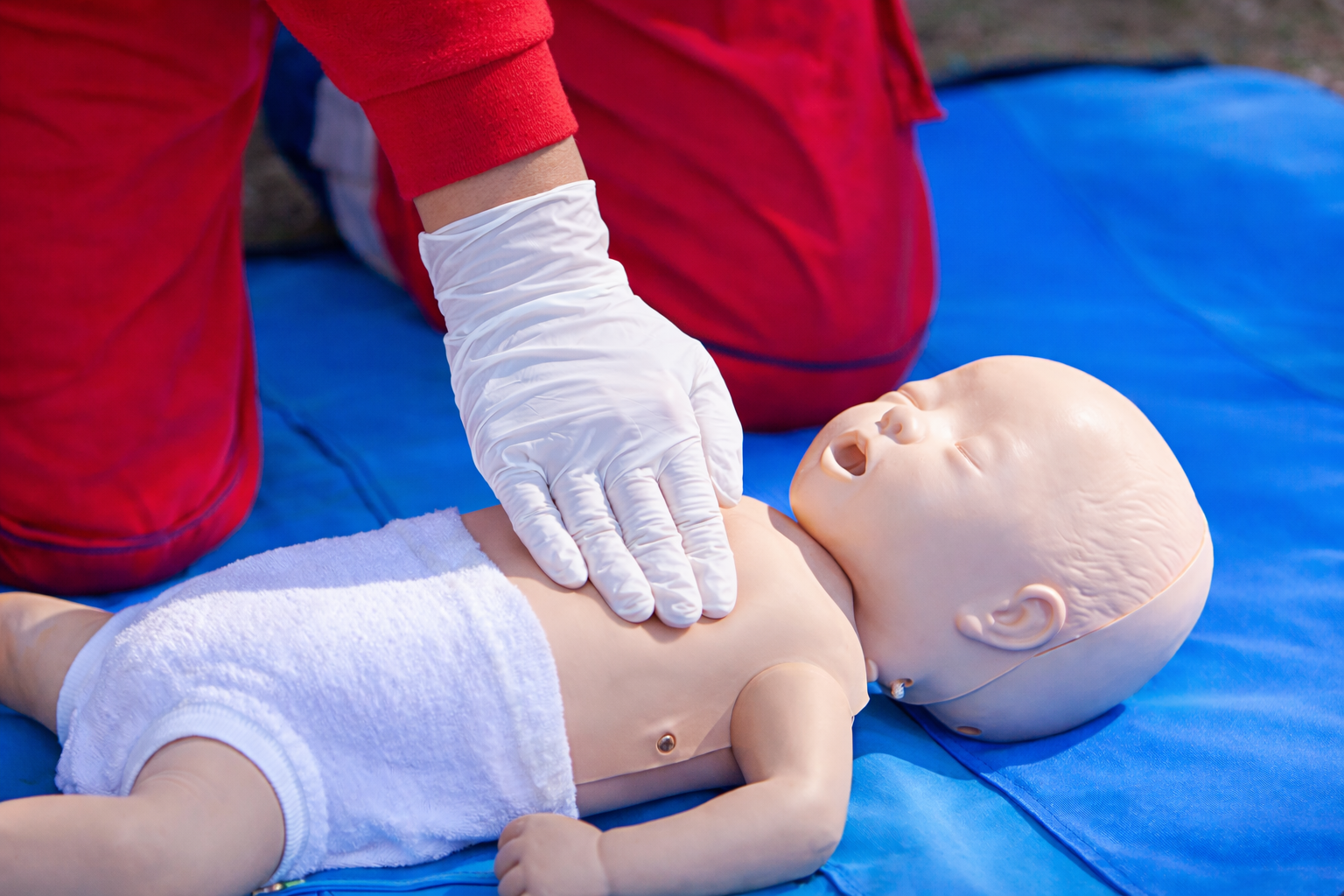 Infant+CPR+training+outdoors+with+responder.png