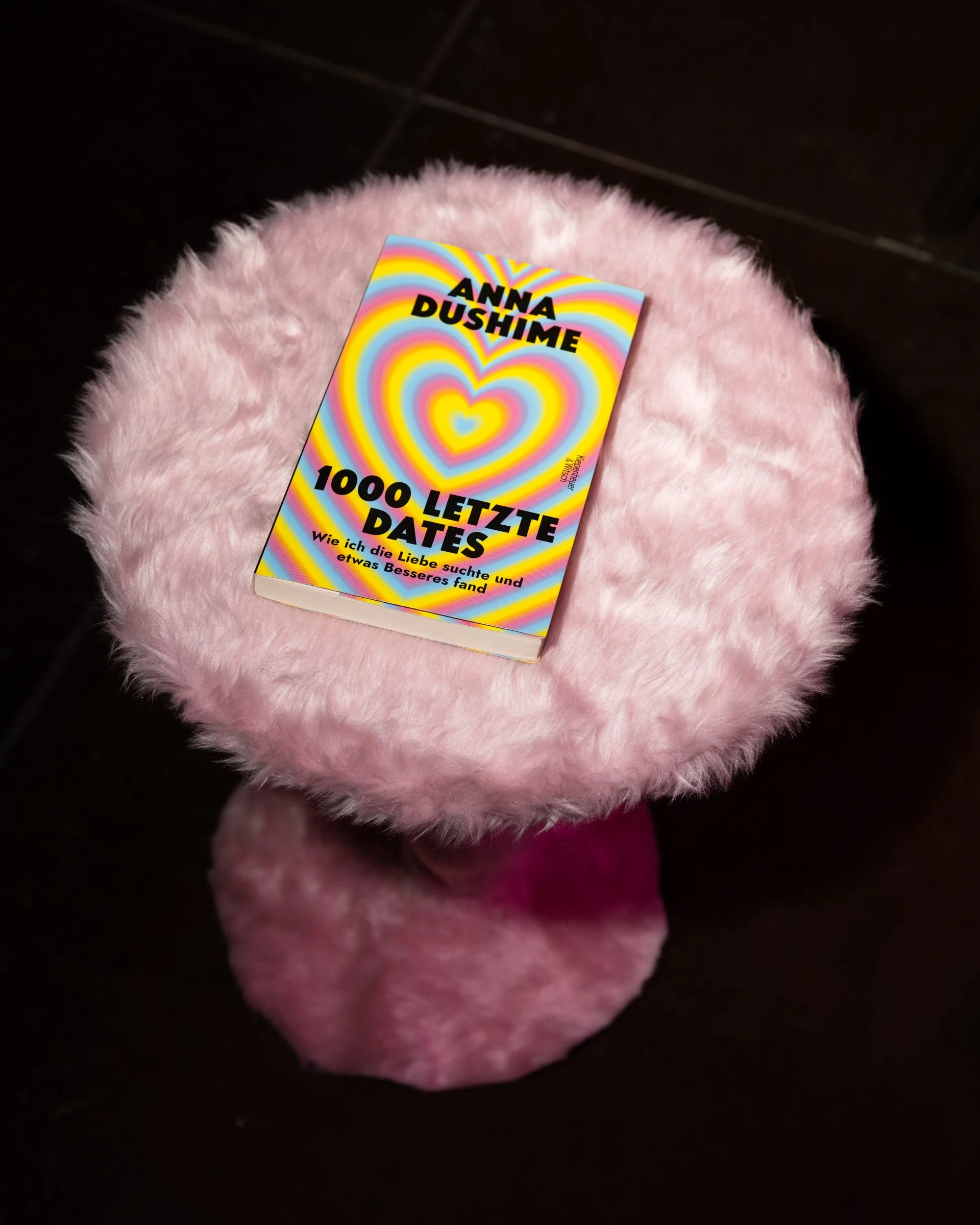 Eventfotografie auf der lit.pop.cologne: Buchpräsentation von „1000 Letzte Dates“ von Anna Dushime bei einer Literaturveranstaltung