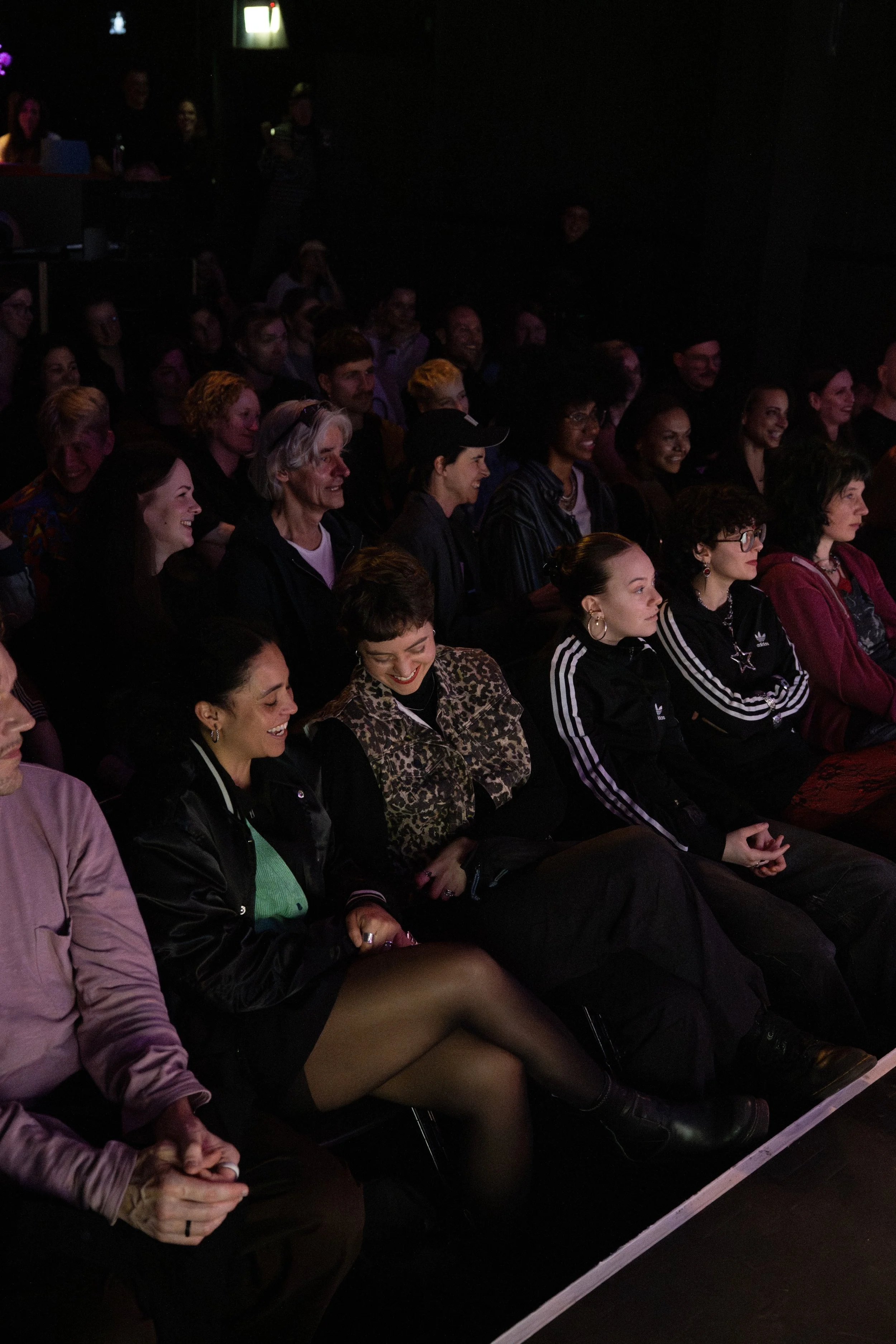Eventfotografie auf der lit.pop.cologne 2026: Publikum in einem abgedunkelten Raum