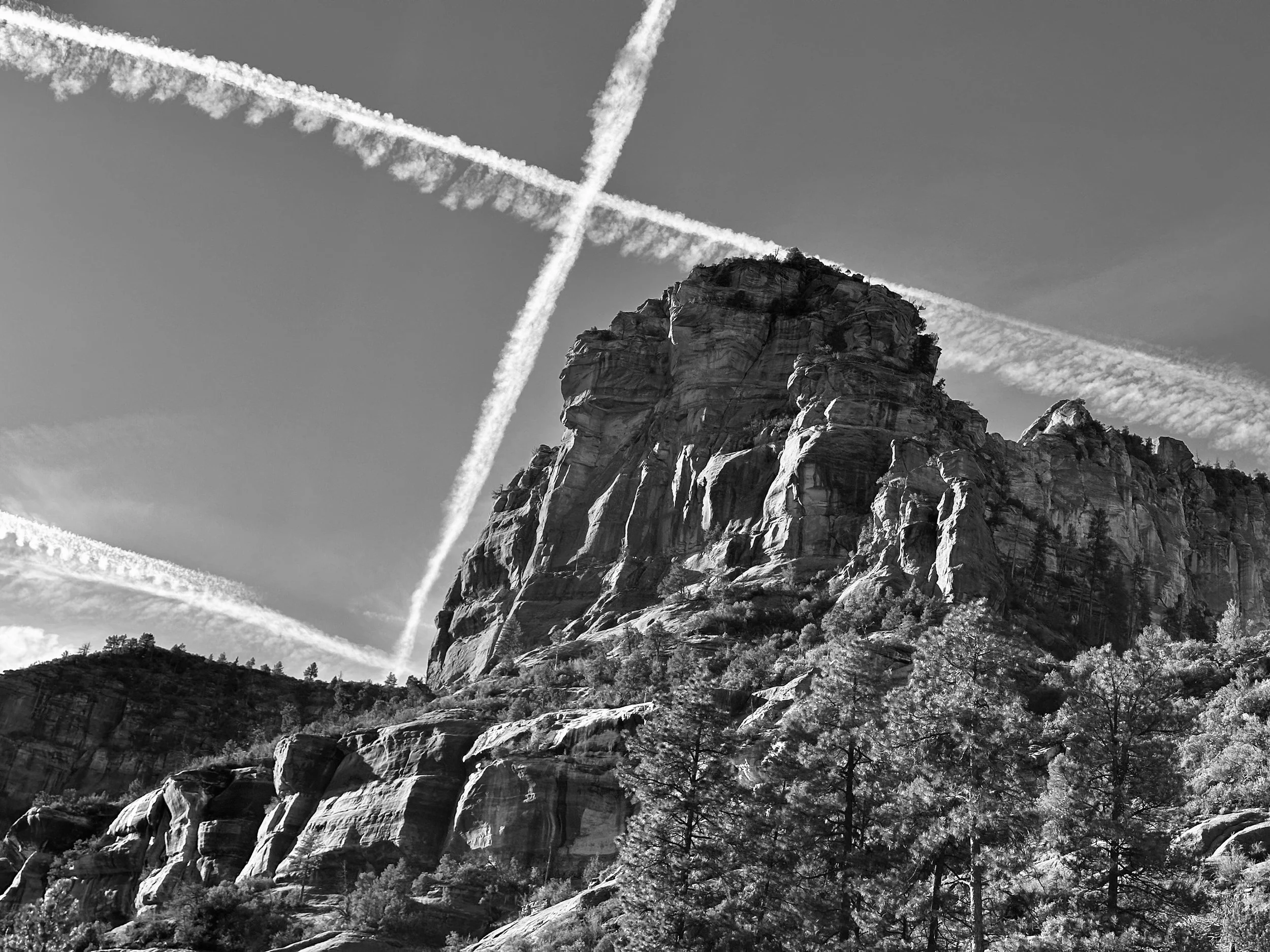 OAK CREEK CANYON CONTRAILS -- Slide Rock State Park, Arizona (January 12, 2026) -- This was the embodiment of a fleeting moment: the ephemeral contrails from three passing planes created a brief geometric grid that fit exactly around the undulating l