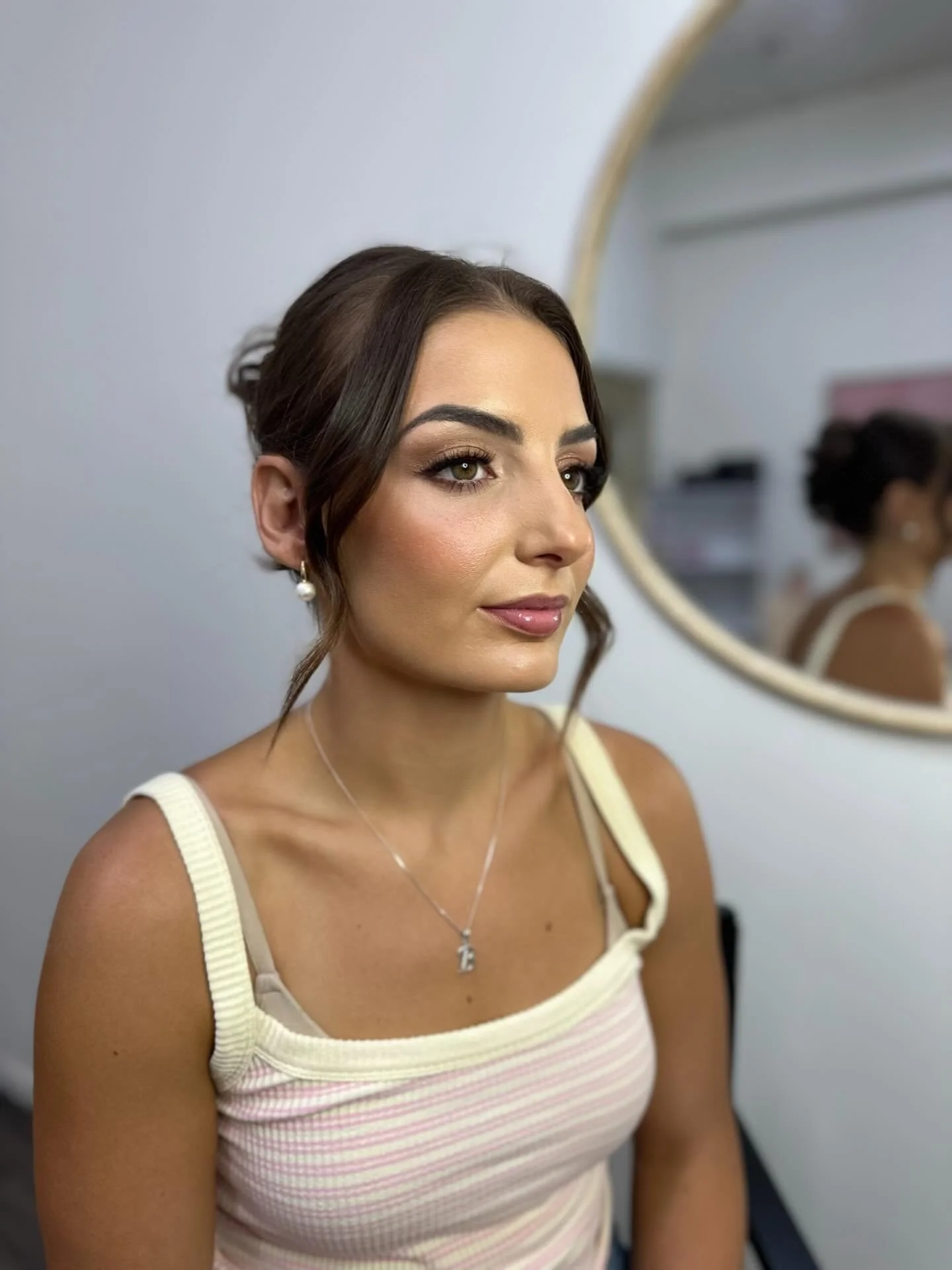 Soft, bronzed, and effortlessly sexy, the kind of makeup that looks flawless from the first sip of champagne to the last dance.

No smudging, no running&hellip; just glowing skin &amp; that confident, polished finish all day long 🤍

#WeddingGuestGla