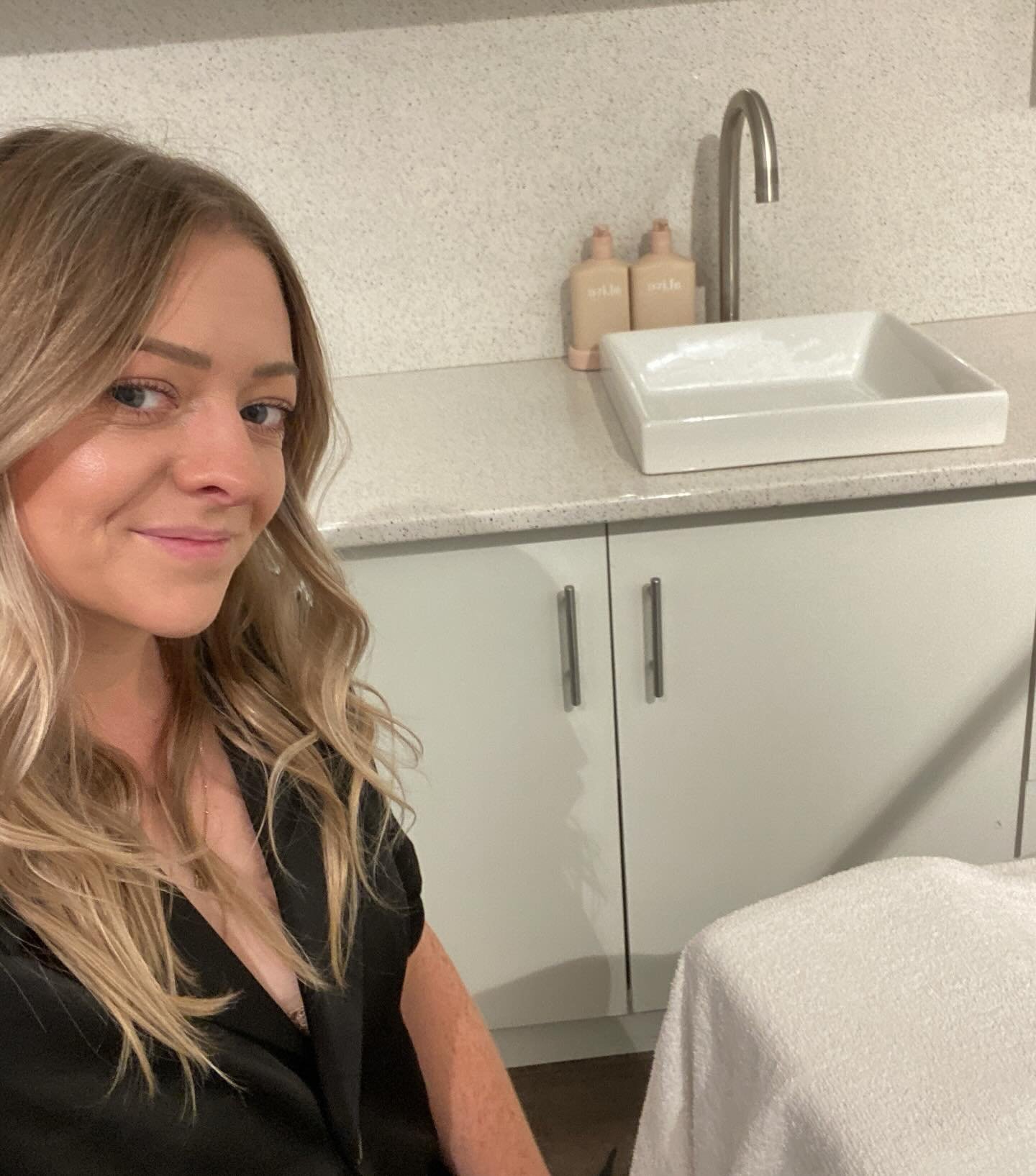 Meet Emma 🤍

With 17+ years in the beauty industry, and owing her own business in mudgee for most of those years. 
Some of you may recognise this friendly face.

Emma&rsquo;s passion is simple helping you feel confident, refreshed and glowing, insid