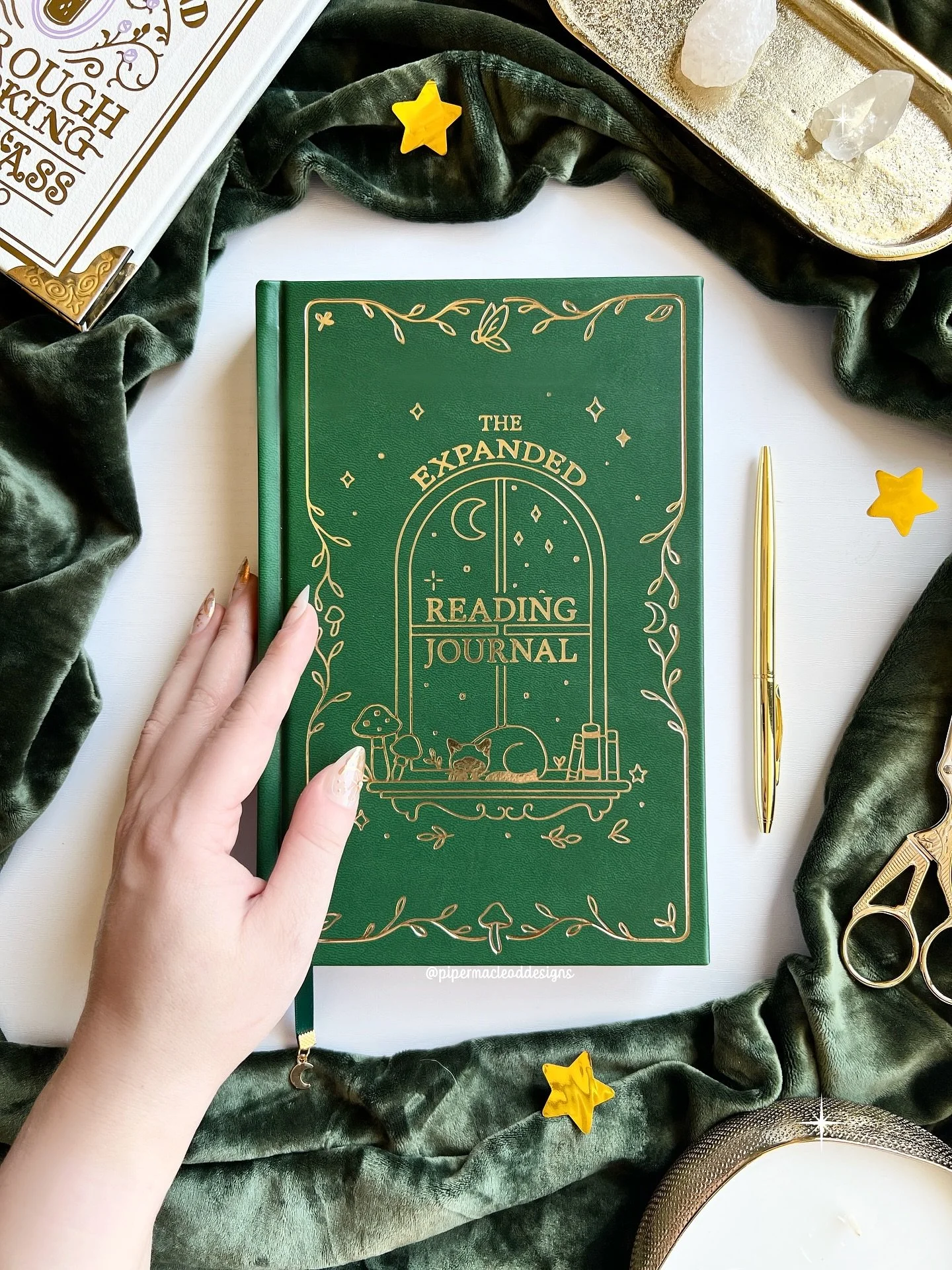 The Expanded Reading Journal in 🌿 Ivy Oath Green and ☁️ Moon Veil Ivory

✨Which color draws you in the most?

#readingjournal #customjournal #veganleatherjournal #journalcolors #bookishstationery #cozystationery #aestheticjournal #stationeryaddict #