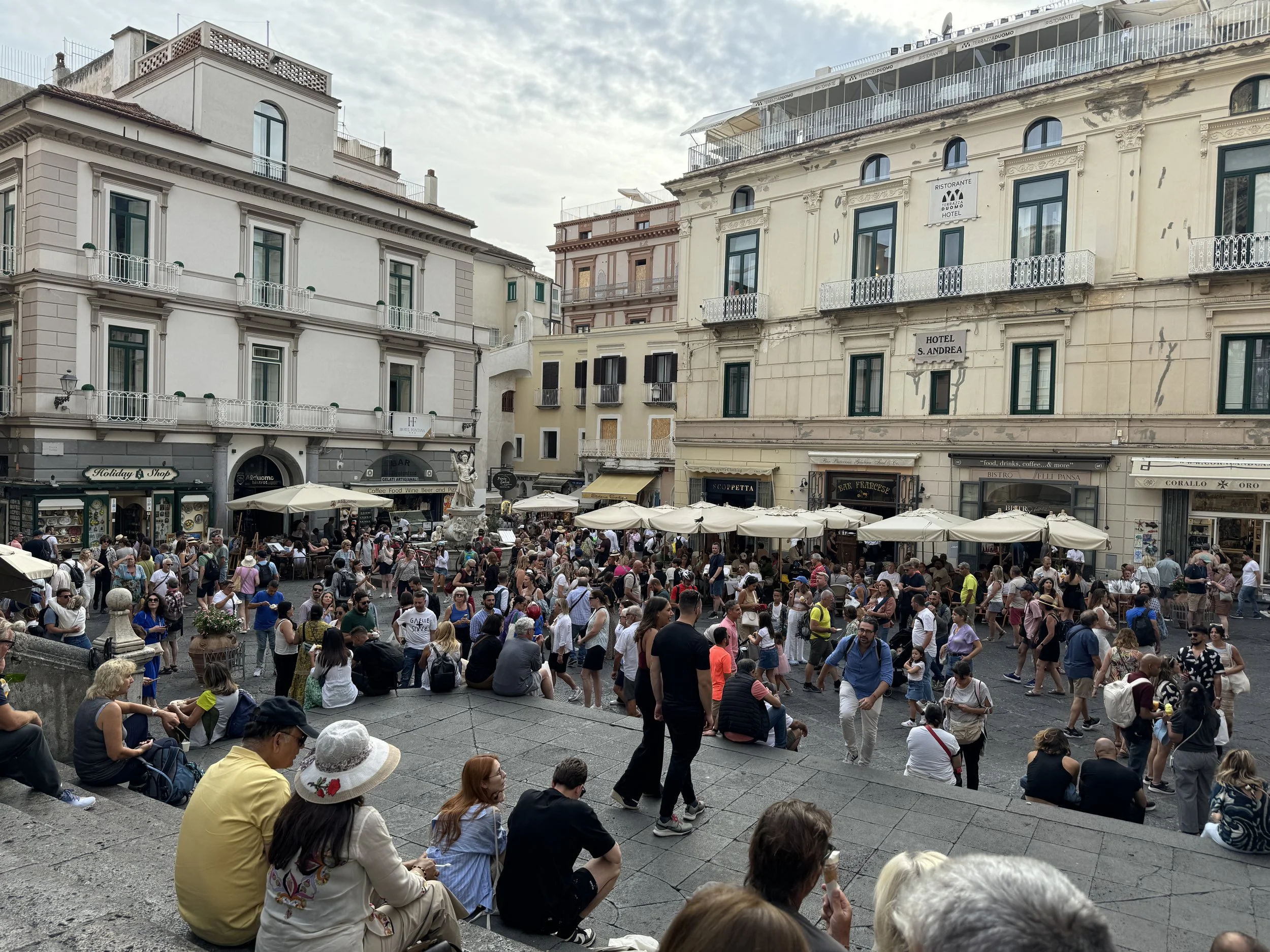 amalfi crowds.JPG