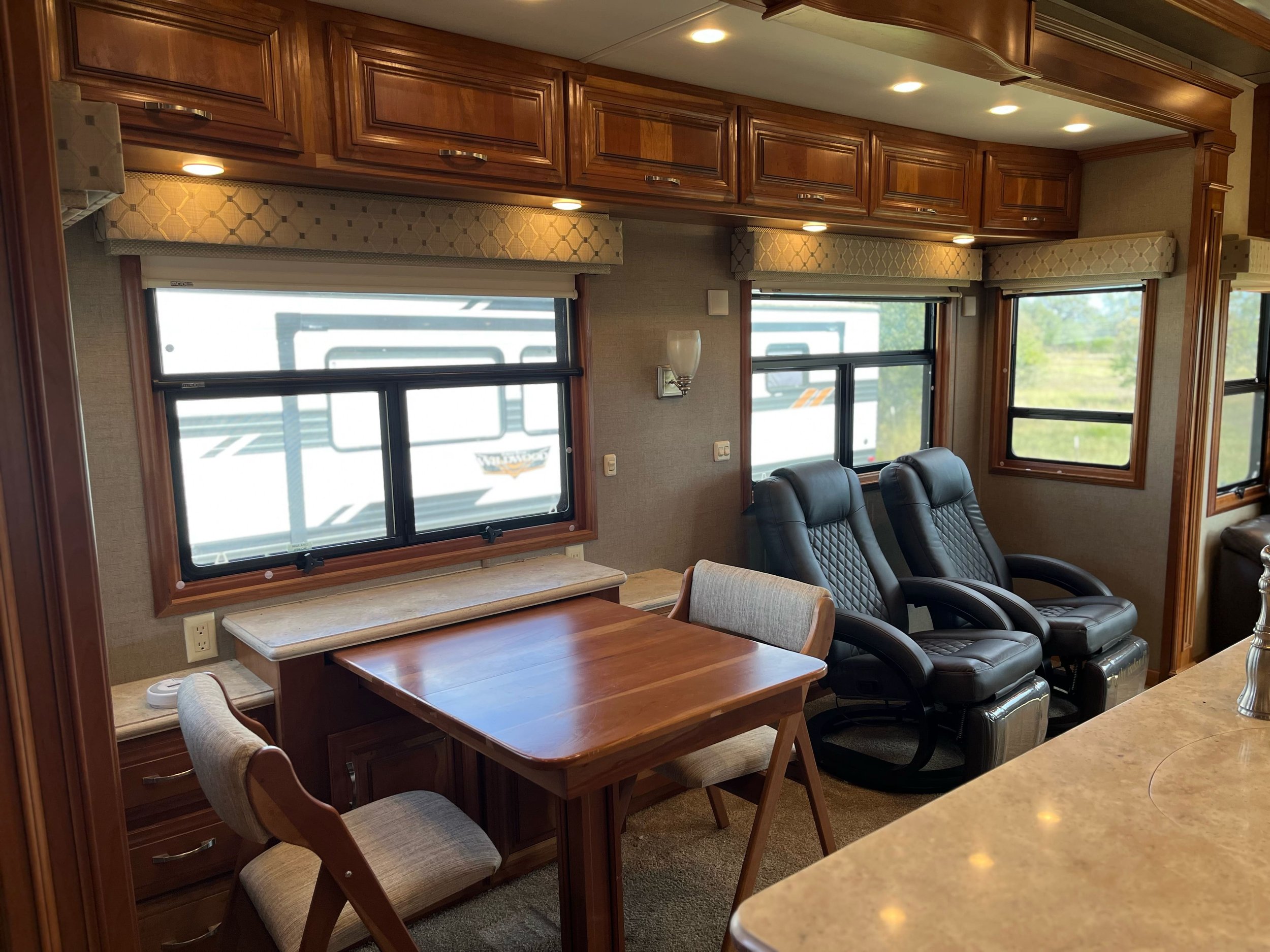 RV Dinning room-min.jpg