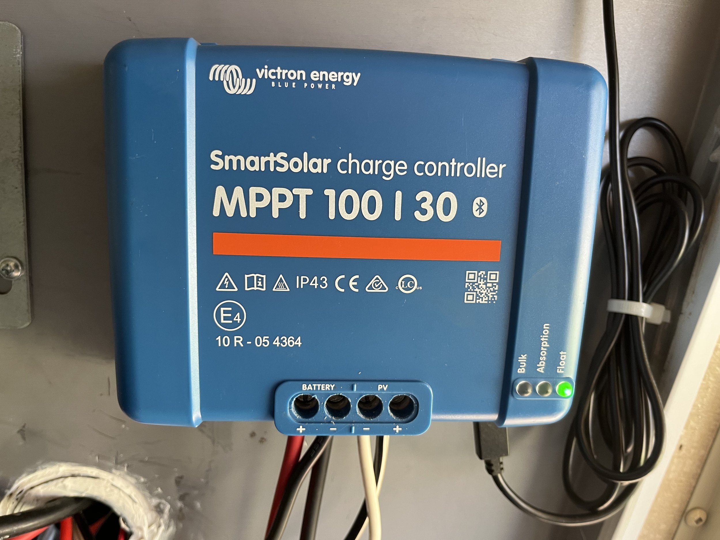 Victron Solar Controler-min.jpg