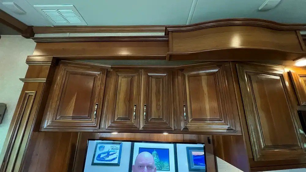 cabnets above TV-Photoroom.jpg