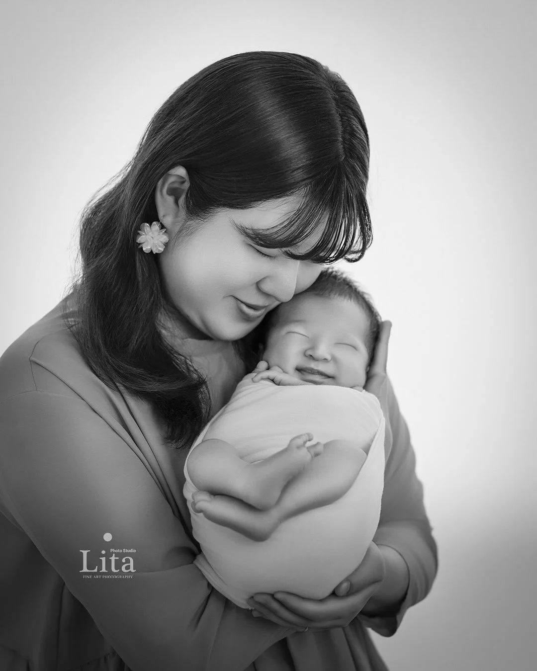 𓏸𓈒𓂃
𓍯 「抱きしめた記憶」は、写真にすると永遠になります。

ママの胸にすっぽりおさまった瞬間の笑顔。
生まれたての赤ちゃんが見せてくれる、
&ldquo;世界でいちばん安心している顔&rdquo; かもしれません。

生後まもない時期は、驚くほど早く過ぎていきます。
だからこそ&mdash;&mdash;
ママと赤ちゃんの絆が目に見える形で残る写真は、
未来のご家族にとって大切な宝物になります。

⋆
𝑷𝒉𝒐𝒕𝒐 𝑺𝒕𝒖𝒅𝒊𝒐 𝑳𝒊𝒕𝒂では、
赤ちゃん