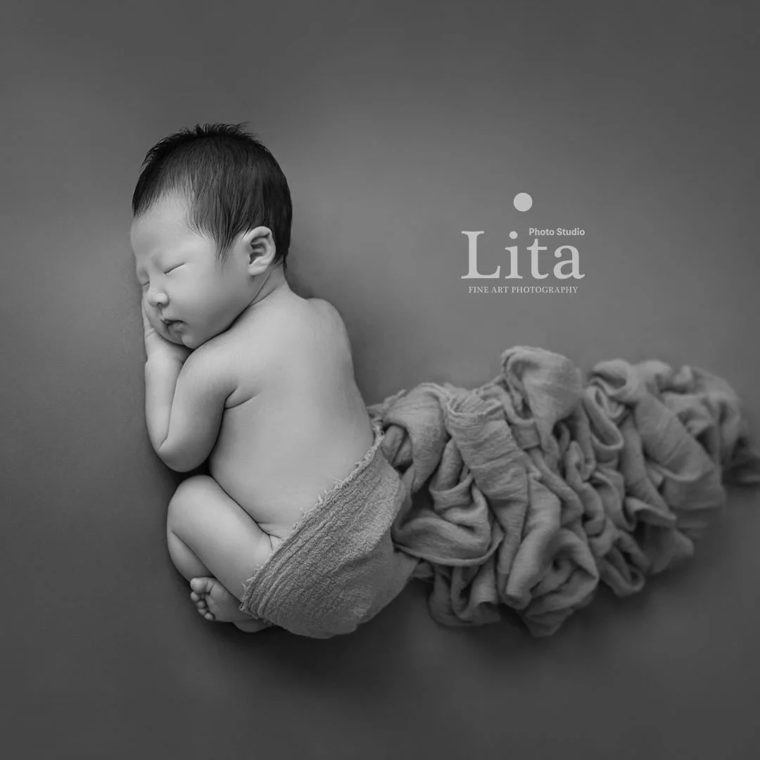 𓏸𓈒𓂃
𓍯 生まれたての尊い一瞬を、安心・安全とともに美しい&ldquo;カタチ&rdquo;へ

生まれたその日から、赤ちゃんはほんの少しずつ姿を変えていきます。
その一瞬を丁寧に、そして美しく残すのが
𝑷𝒉𝒐𝒕𝒐 𝑺𝒕𝒖𝒅𝒊𝒐 𝑳𝒊𝒕𝒂 のアートニューボーンフォトです。

当スタジオでは
・JNSA日本ニューボーンフォトセーフティー協会 認定会員
・21年の写真経験を基盤にした専門技術
・Airdog導入の清潔空間
・赤ちゃんの体勢・温度管理・衛生管理の