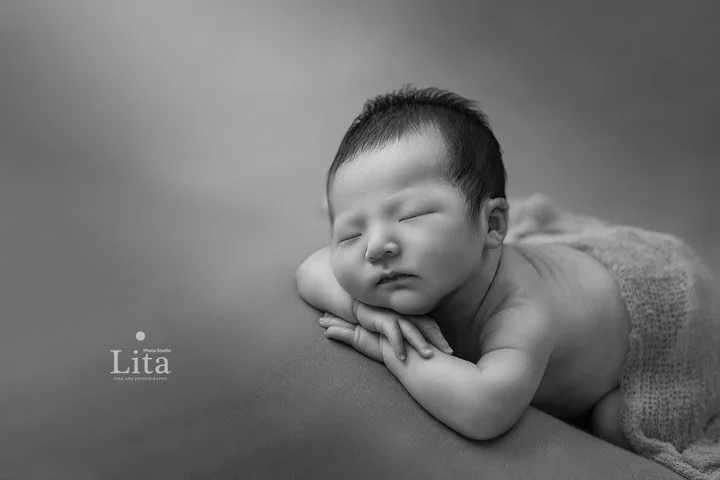 𓏸𓈒𓂃
𓍯生まれて間もない、
ほんの一瞬だけ許されるこの姿。

安心と安全に包まれた環境で、
赤ちゃんの呼吸、体温、肌の色、
すべてを丁寧に確認しながら
無理のないポーズのみで撮影しています。

ニューボーンフォトは
「撮ること」がゴールではありません。

写真というカタチに残す記憶が、
時を経て
家族の物語を語り続ける存在になること。

額装し、
ふと目に入る場所に飾ることで
あの日のぬくもりが
何度でも心に戻ってきます。

流行ではなく、
時間に耐えうるアートとして。

ご家族の宝物