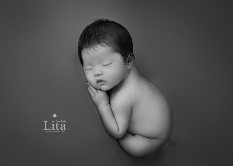 𓏸𓈒𓂃
𓍯まだ言葉を発しない、この小さな時間。
けれども確かに、人生で一番はじまりの瞬間。

ニューボーンフォトは
「ただ可愛い写真」を残すためのものではありません。

この時にしか見せてくれない
丸み、温もり、静かな呼吸
命そのものの美しさを、
安心・安全な環境のもとで、丁寧にカタチに残すことです。

𝑷𝒉𝒐𝒕𝒐 𝑺𝒕𝒖𝒅𝒊𝒐 𝑳𝒊𝒕𝒂 では
JNSA認定の知識と技術を基に
赤ちゃんの安全を最優先に、
一つひとつのポージングを慎重に行っています。

そして