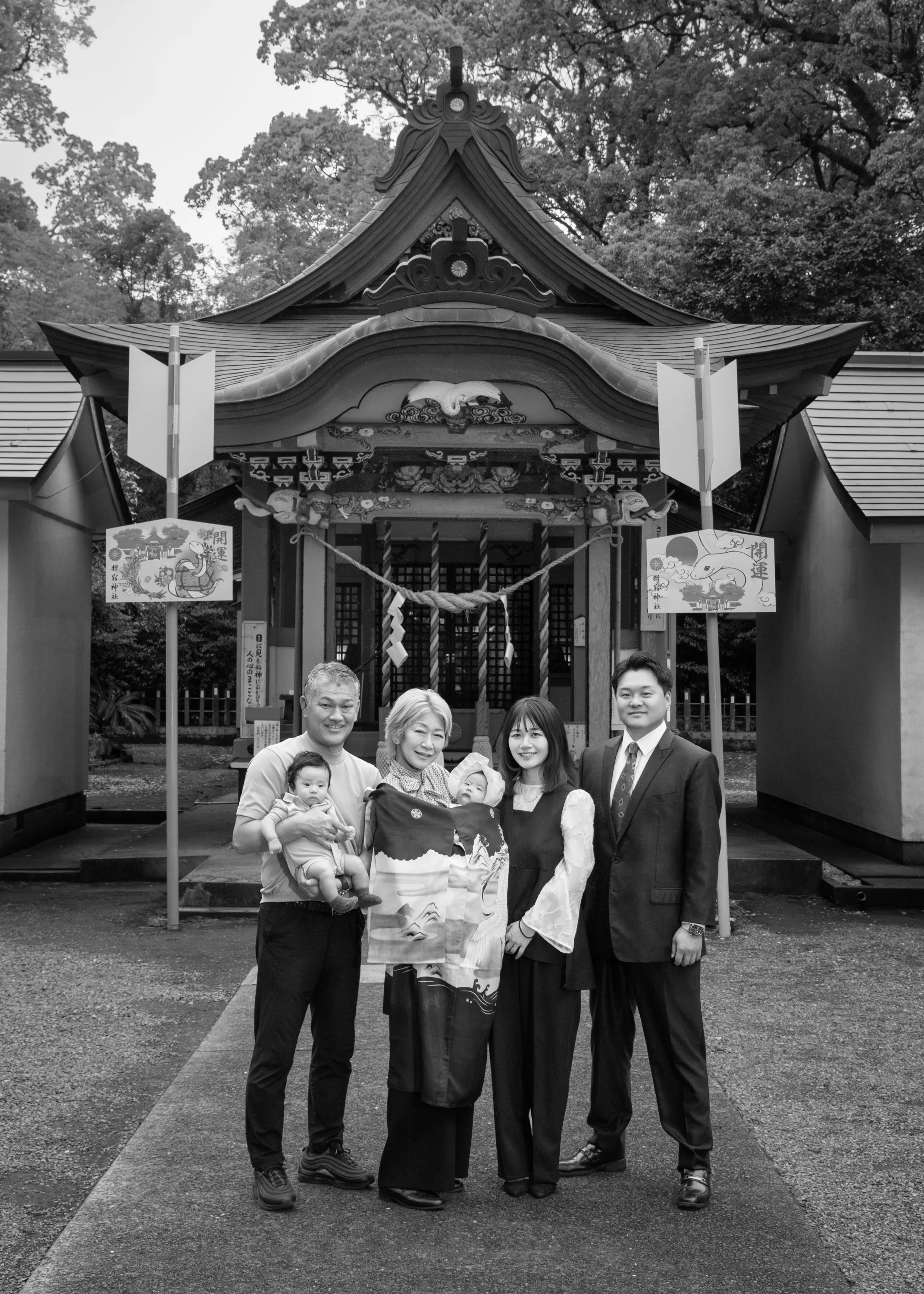 神社の前で家族が写真を撮っている光景
