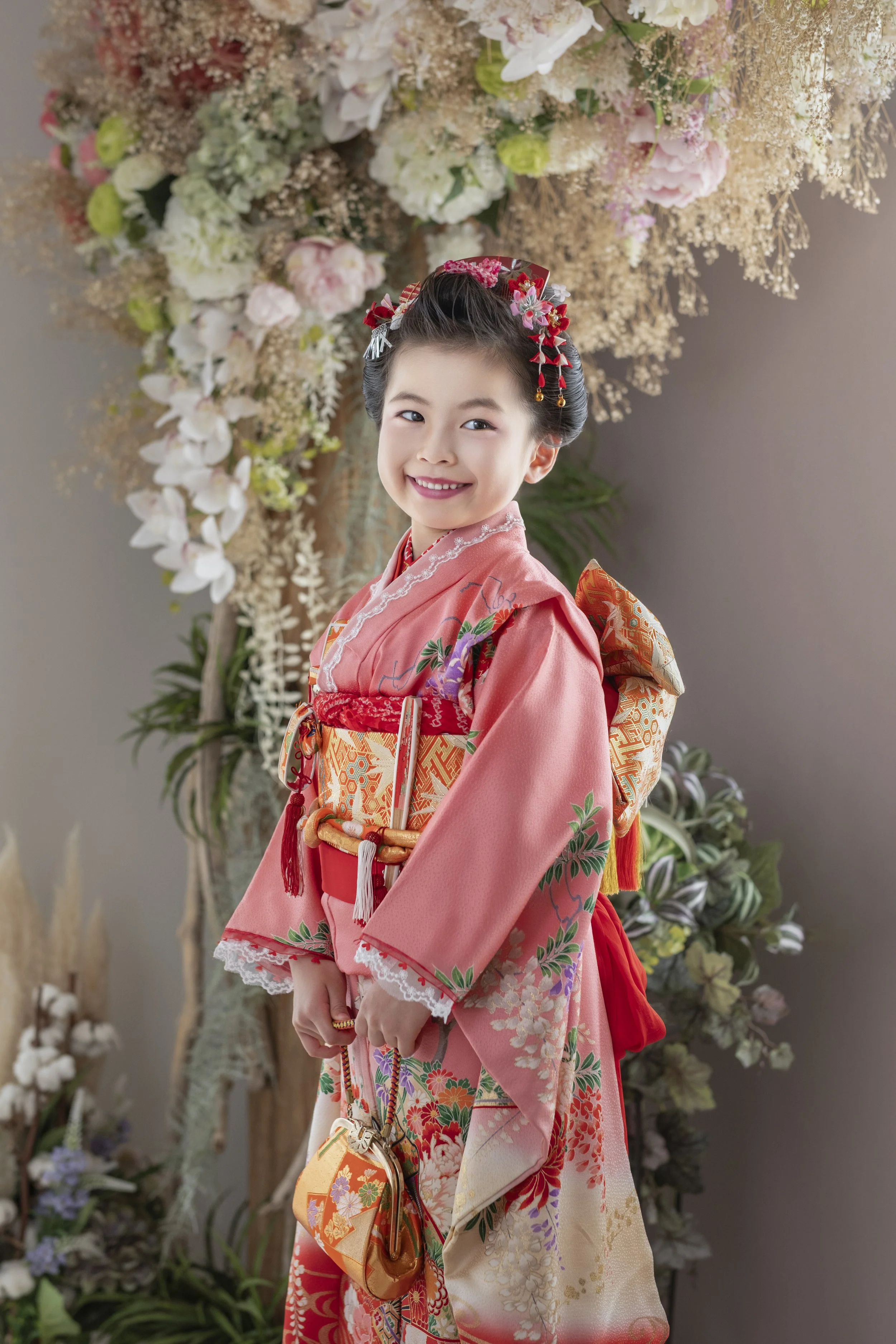 七五三／お花の下で女の子が微笑んでいる