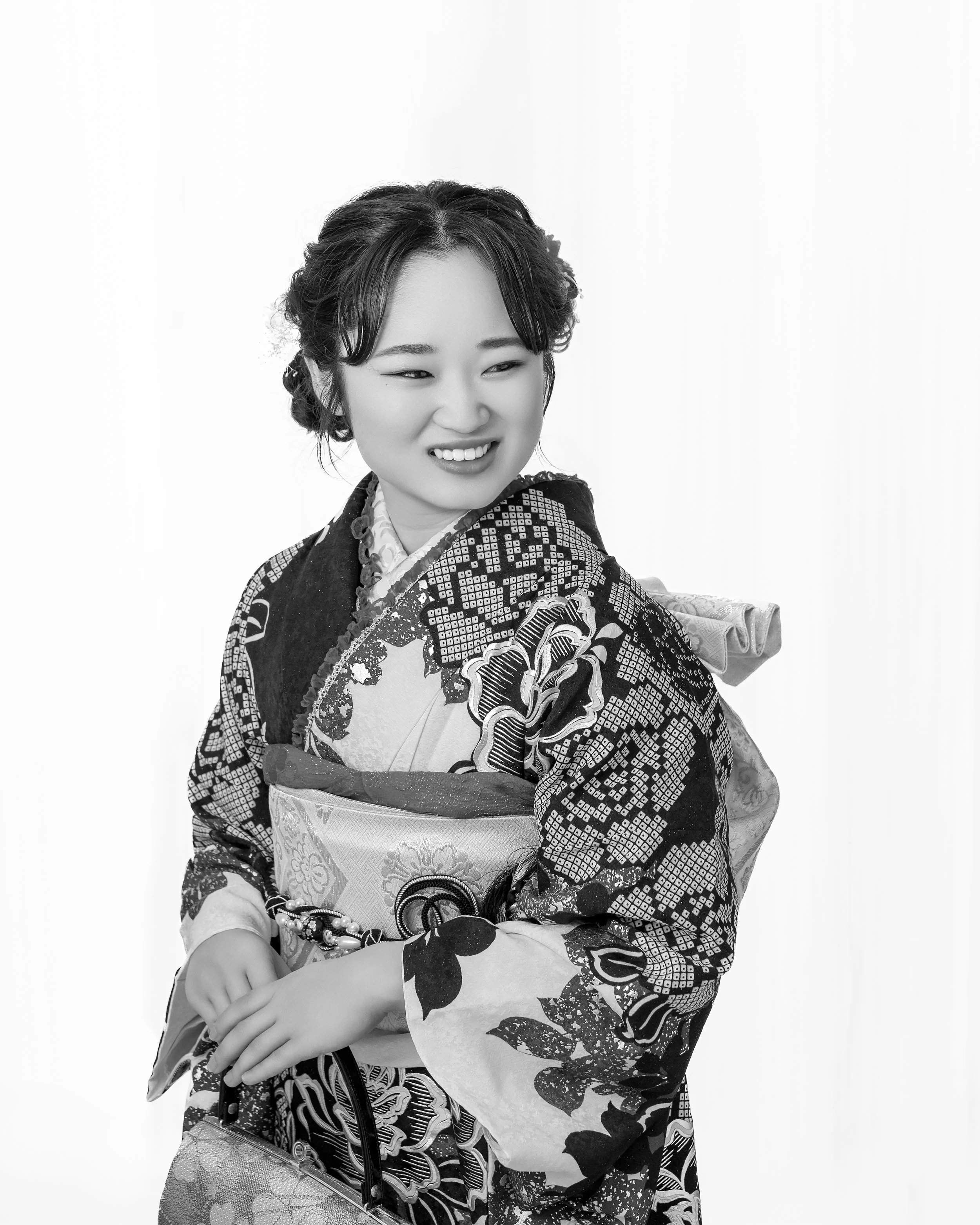 日本の着物を着た女性が微笑んでいるモノクロ写真