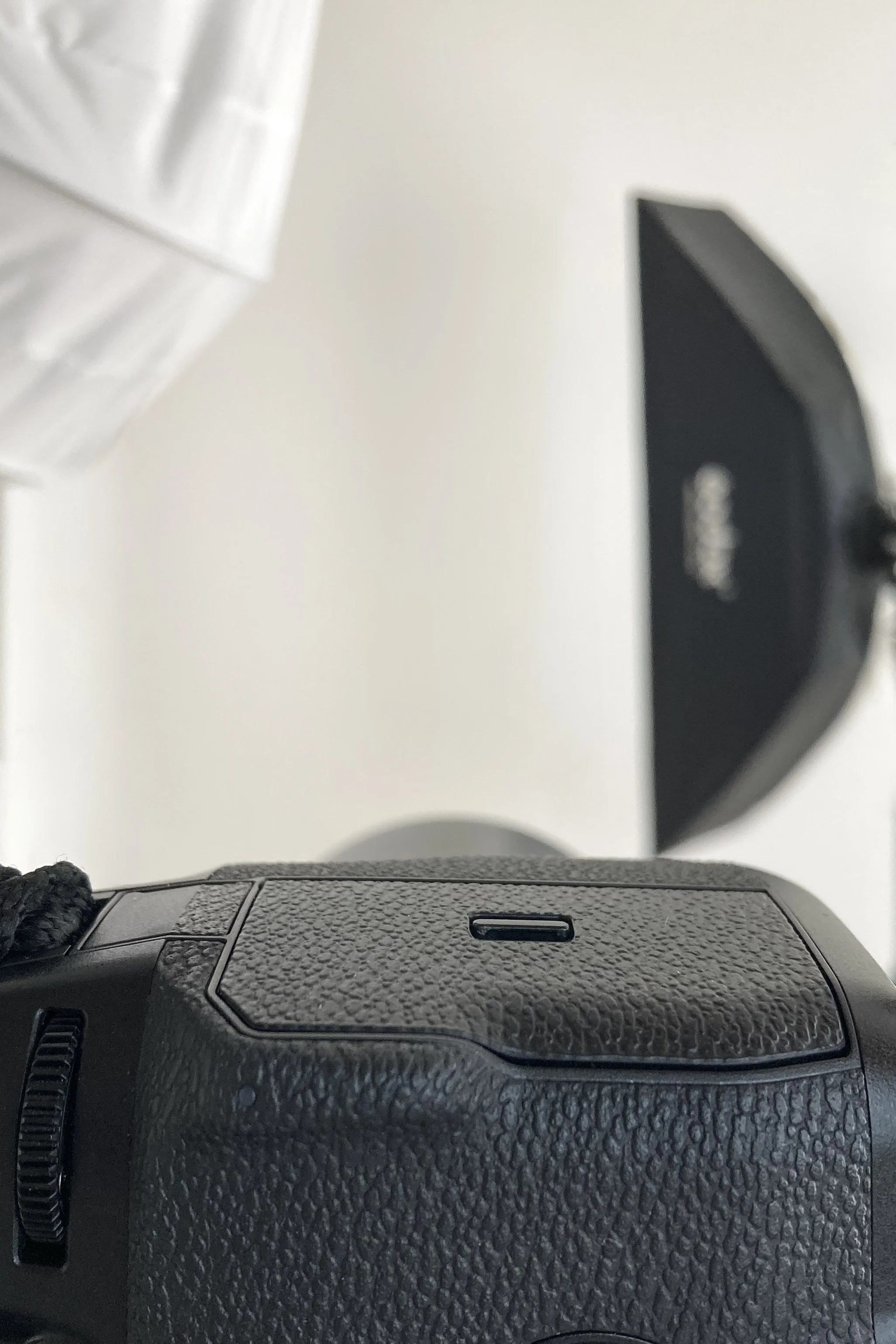 カメラの背面とレンズ部分の拡大写真。