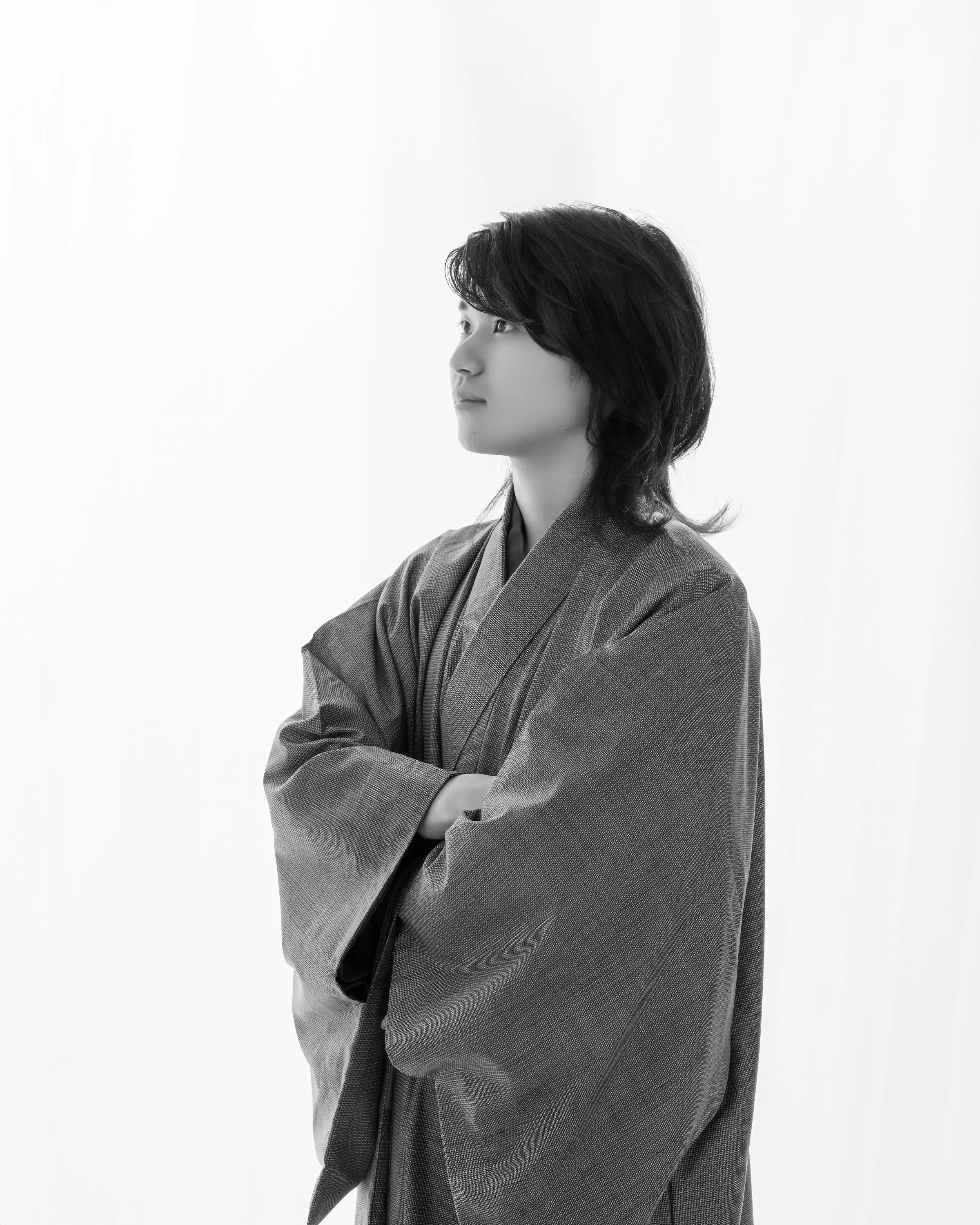 和服を着た男性の横顔と腕を組んだ姿のブラック＆ホワイト写真