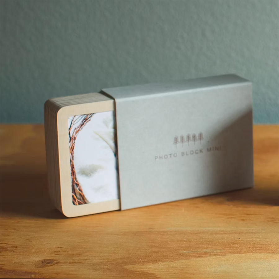 木製フレームが入ったグレーの専用スリーブ箱と木製フォトブロックmini