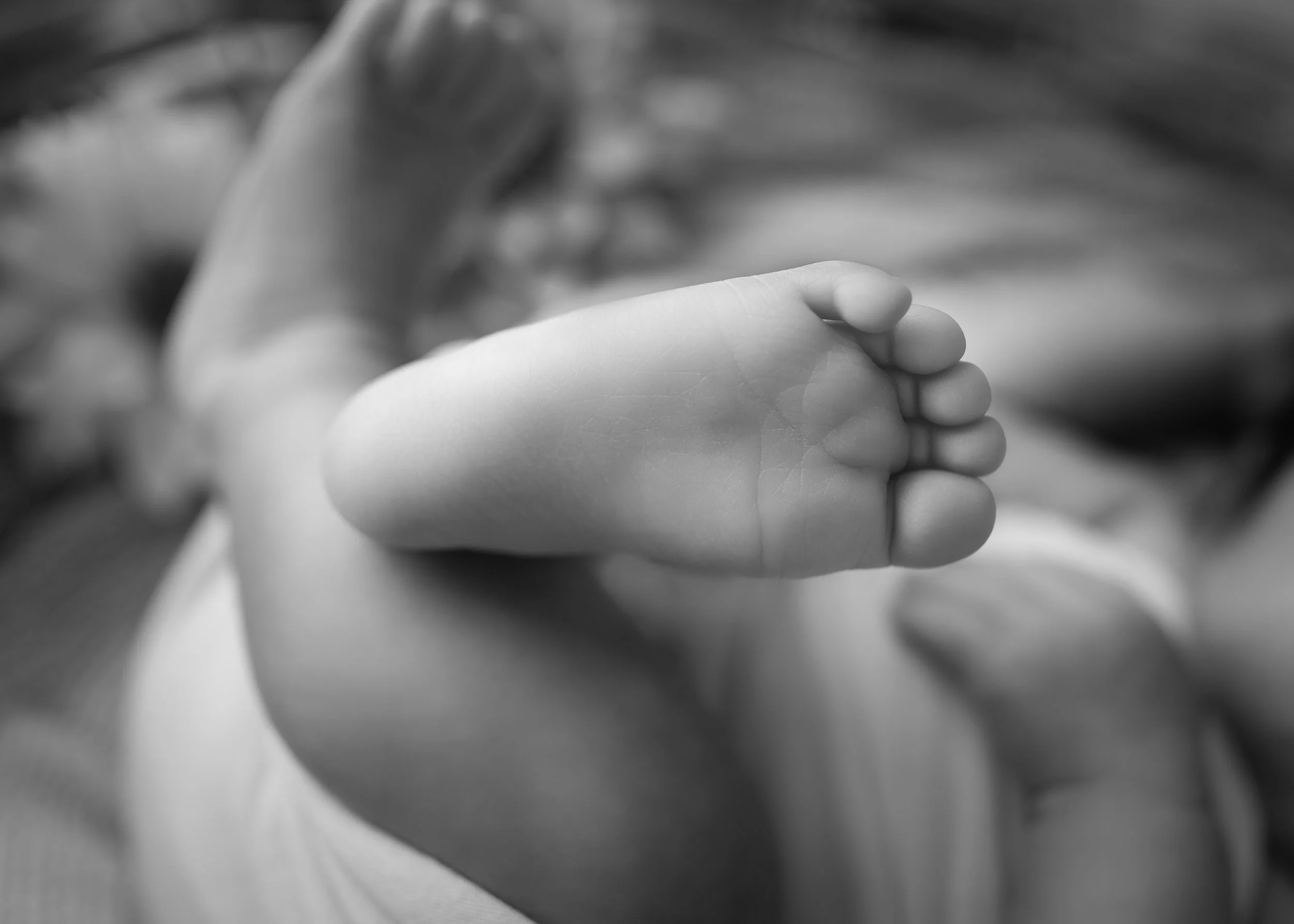 赤ちゃんの足のアップグレーの写真