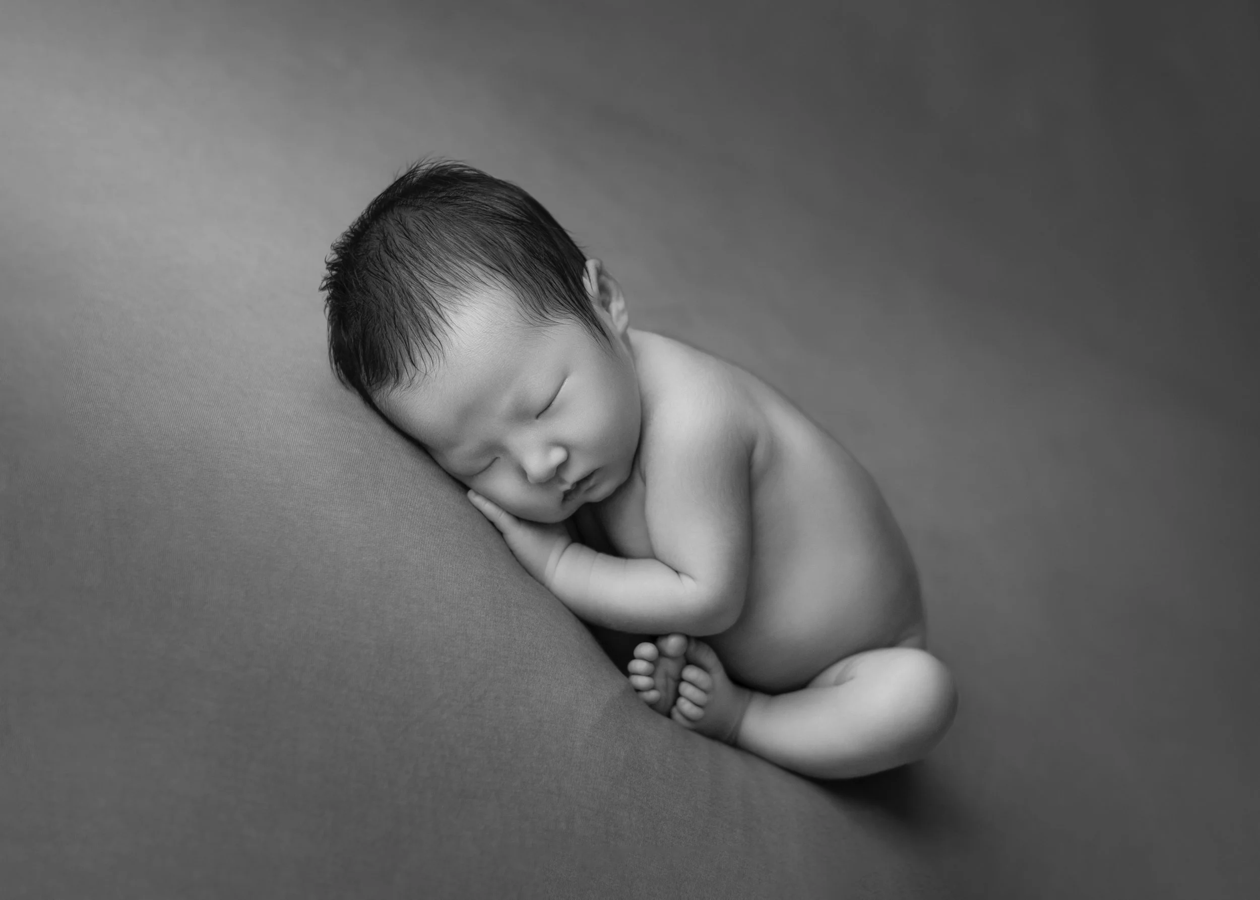 眠っている赤ちゃんの黒白の写真