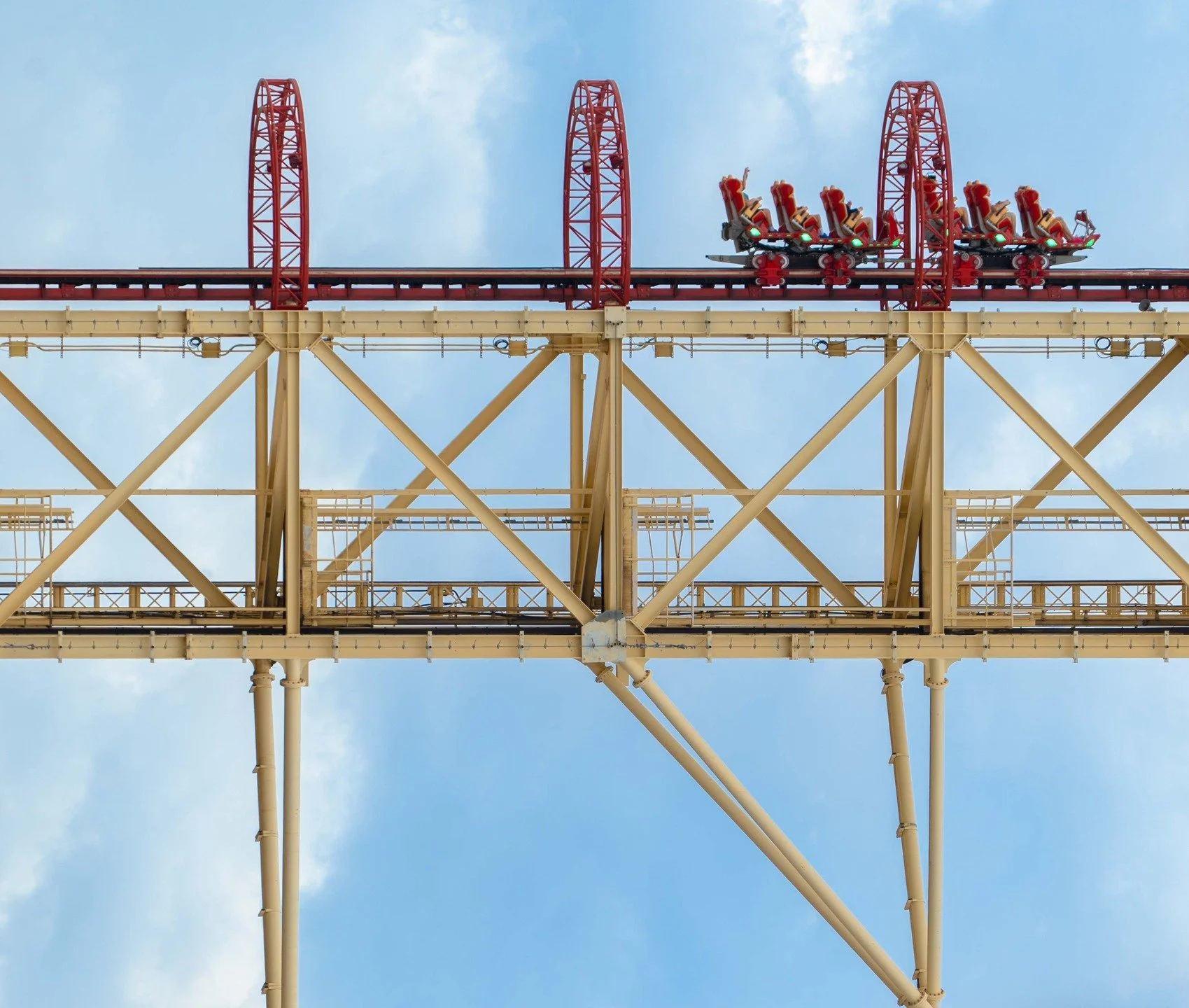 RIP to two of the weirdest and most underrated American coasters, coincidentally closed forever yesterday. One themed to late-00s cheap MP3 players, and the other a reboot of America's first rollercoaster (guess which one was the high budget ride). F