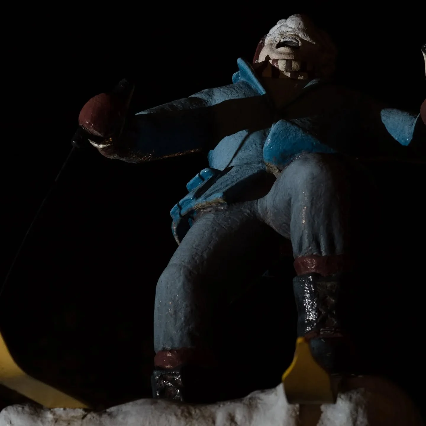 2day on 2esday: the unusual theming and several silly guys of Alpengeist, the haunted ski lift roller coaster. Absolutely love when intense rides do weird stuff like this. Full gallery at da site