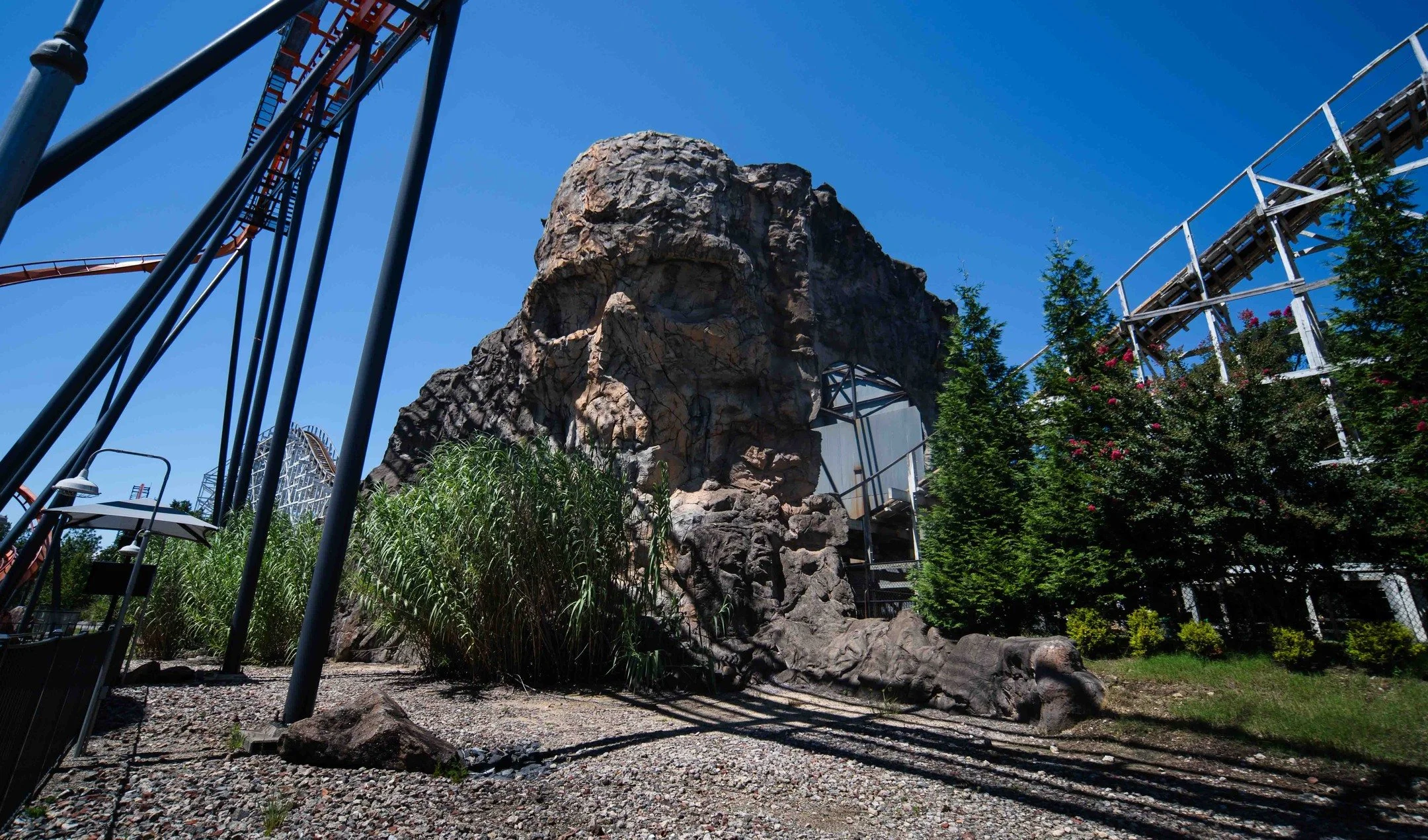 Today on Buildings That Go Hard: Skull Mountain in Bowie, Maryland (pronounced Buoy I think). Used to be a hypercomplicated boat ride with exactly 1 small curve and 1 small incline, making it technically a watercoaster. Obnoxiously high resolution an