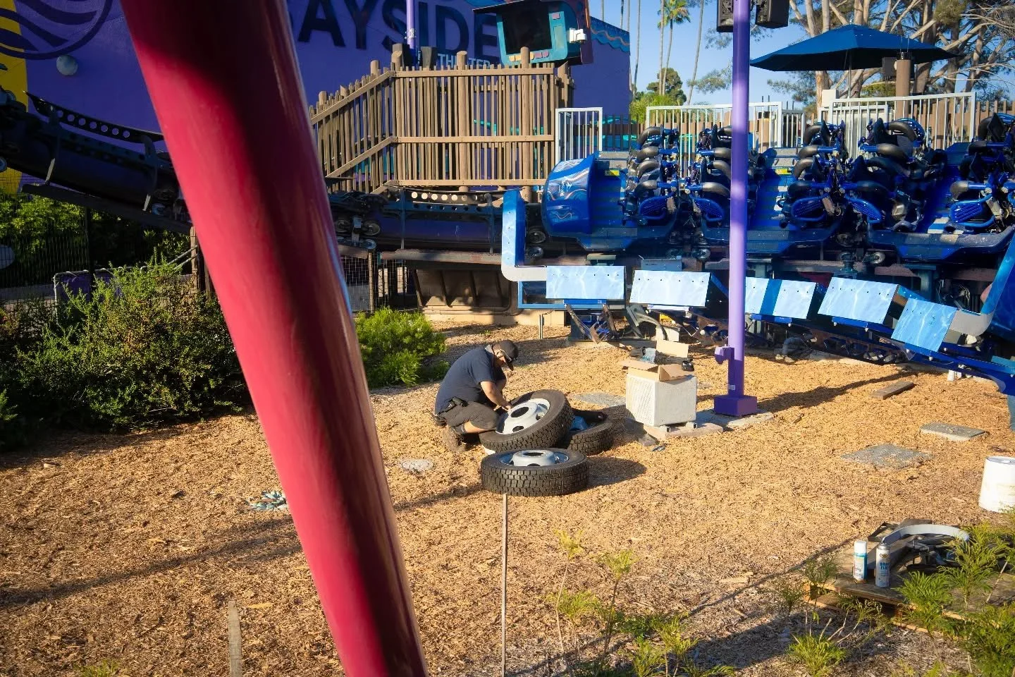 The World's Most Awkward Ride:
Operated sporadically between 2019 and 2023. I saw it test and man, it was LOUD for being so slow... probably something to do with the insanely long train with a loose boxy bogie. Always had people working on it but nev