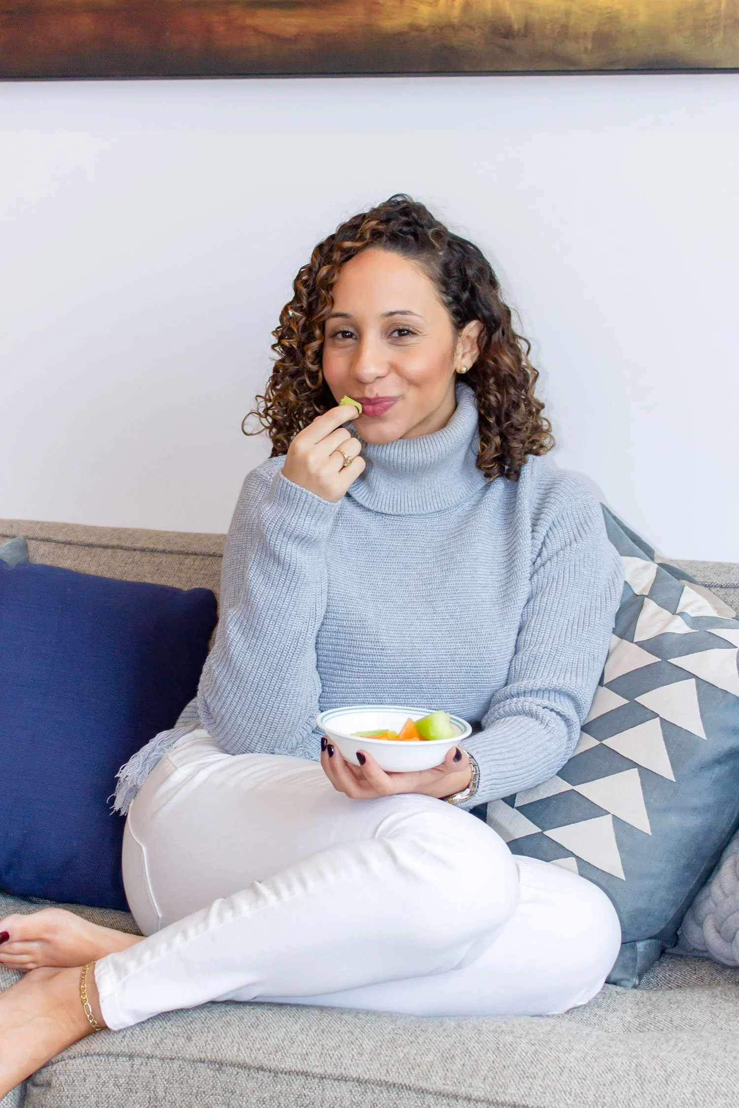 wellness-brand-photo-eating-fruit-on-couch-nyc-tenth-and-kingston-photography.jpg