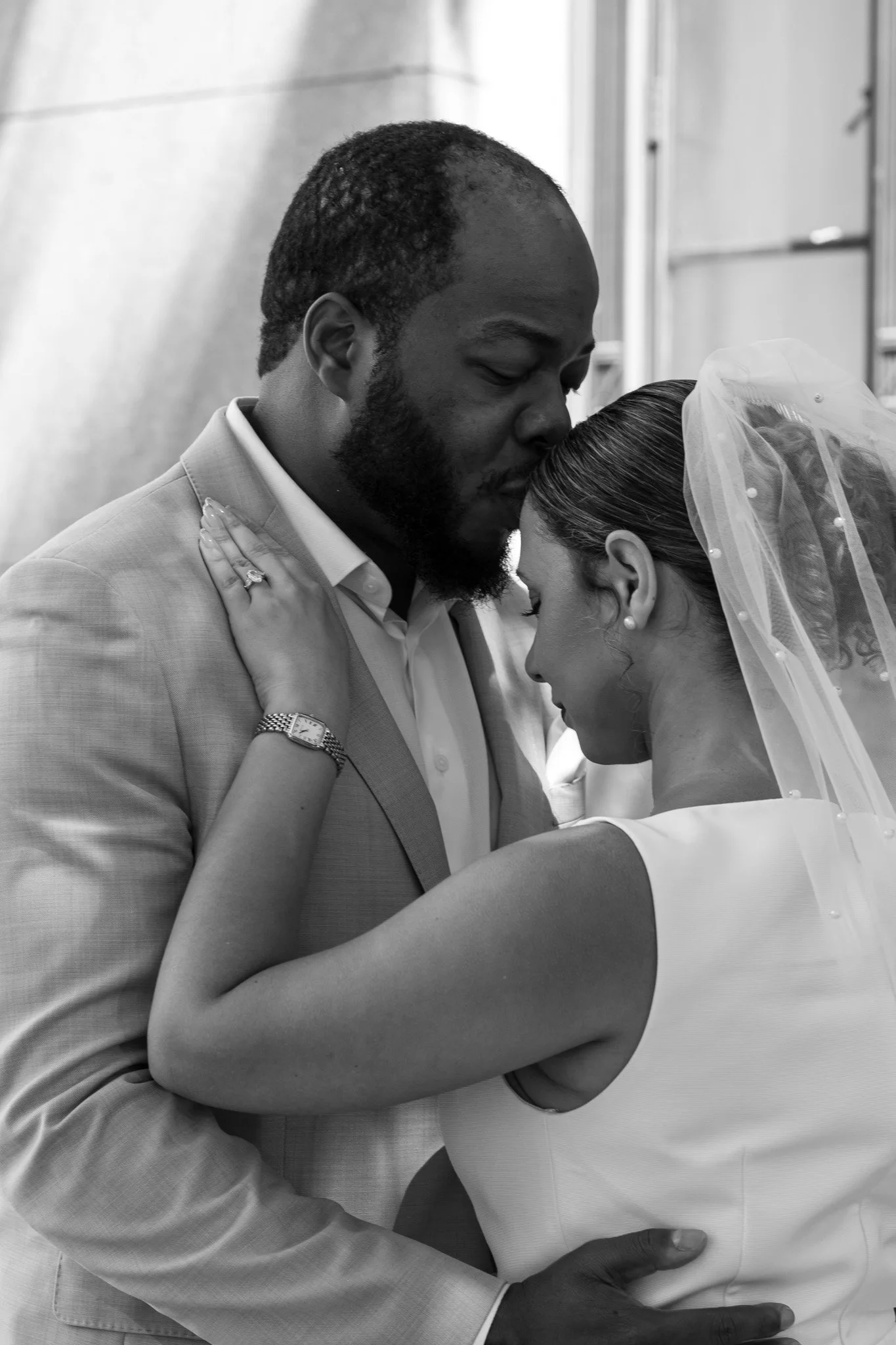sweet-embrace-city-hall-elopement-black-and-white-tenth-and-kingston-photography.jpg