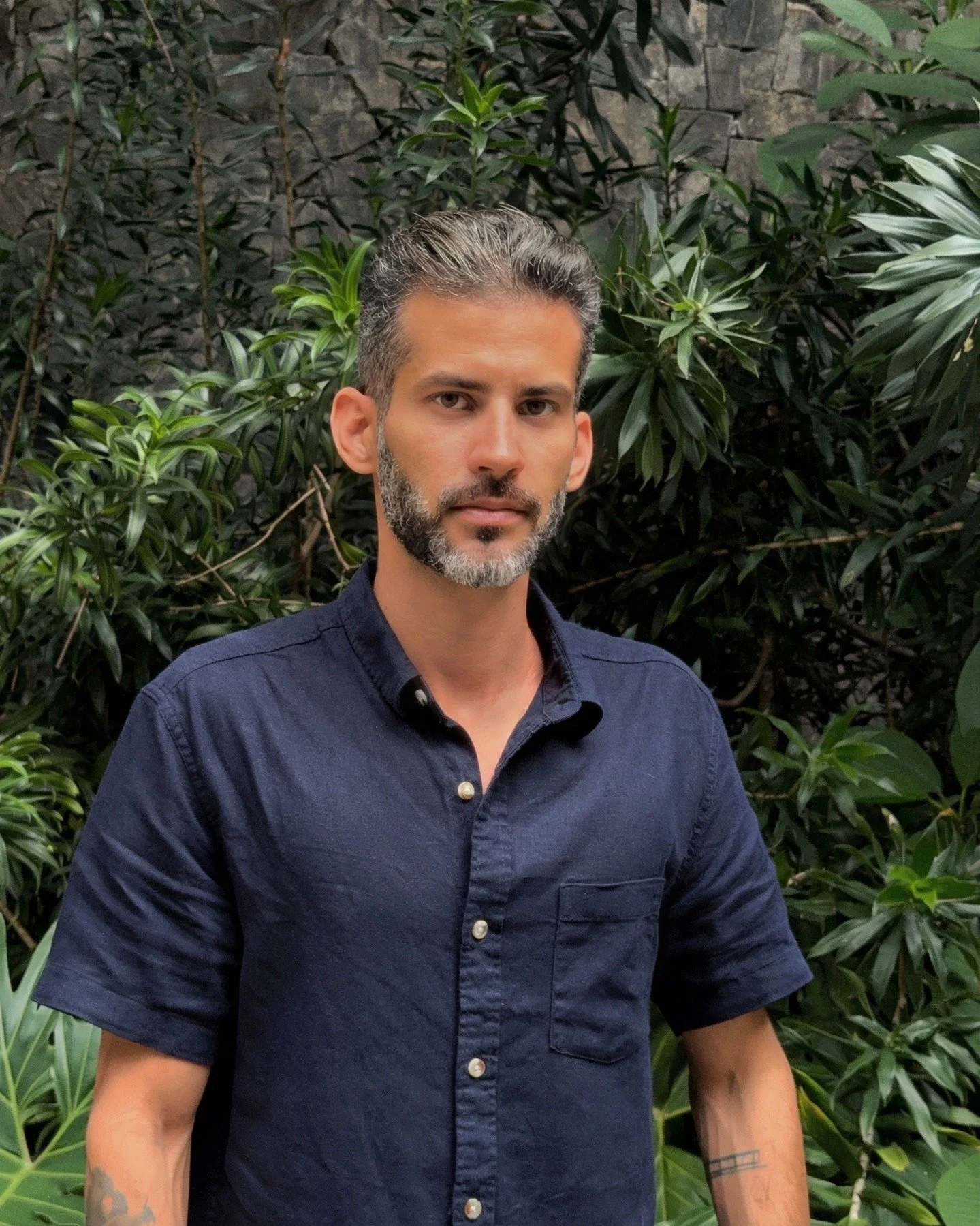 Adonis Penalva &eacute; arquiteto e s&oacute;cio-fundador do studio MAIO. Especializado em arquitetura high-end, possui mais de 10 anos de atua&ccedil;&atilde;o, aliando rigor t&eacute;cnico e sensibilidade est&eacute;tica para conceber ambientes sof