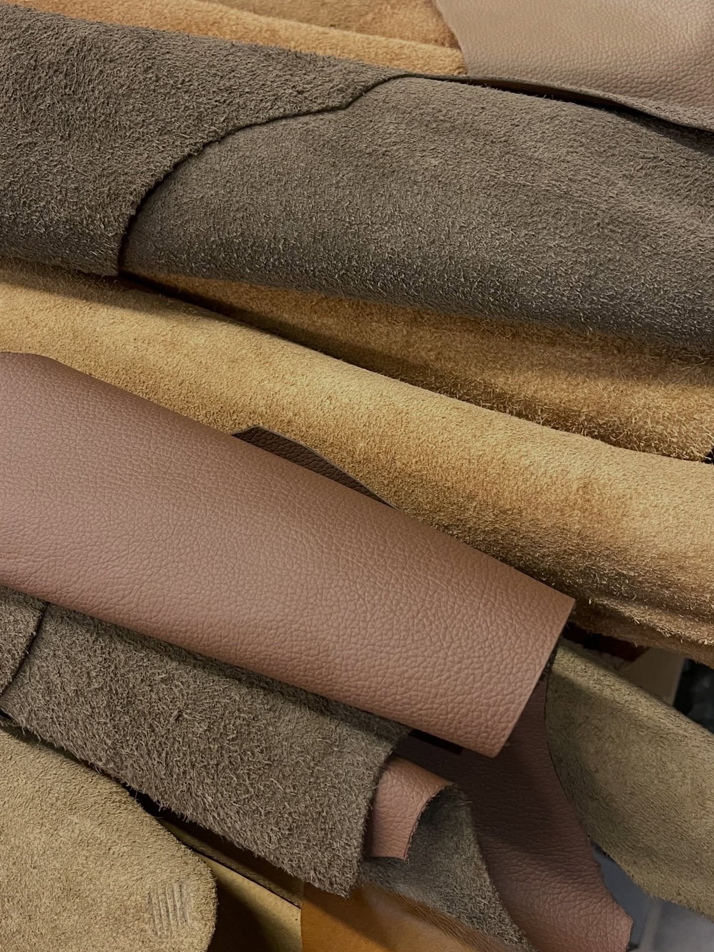 Couro | mais do que enobrecer, transforma a experi&ecirc;ncia do espa&ccedil;o, no toque, no aroma e na atmosfera que cria.
Dur&aacute;vel e perene, &eacute; um material que apreciamos profundamente em nossos projetos.
Natural, sofisticado e vivo, ca