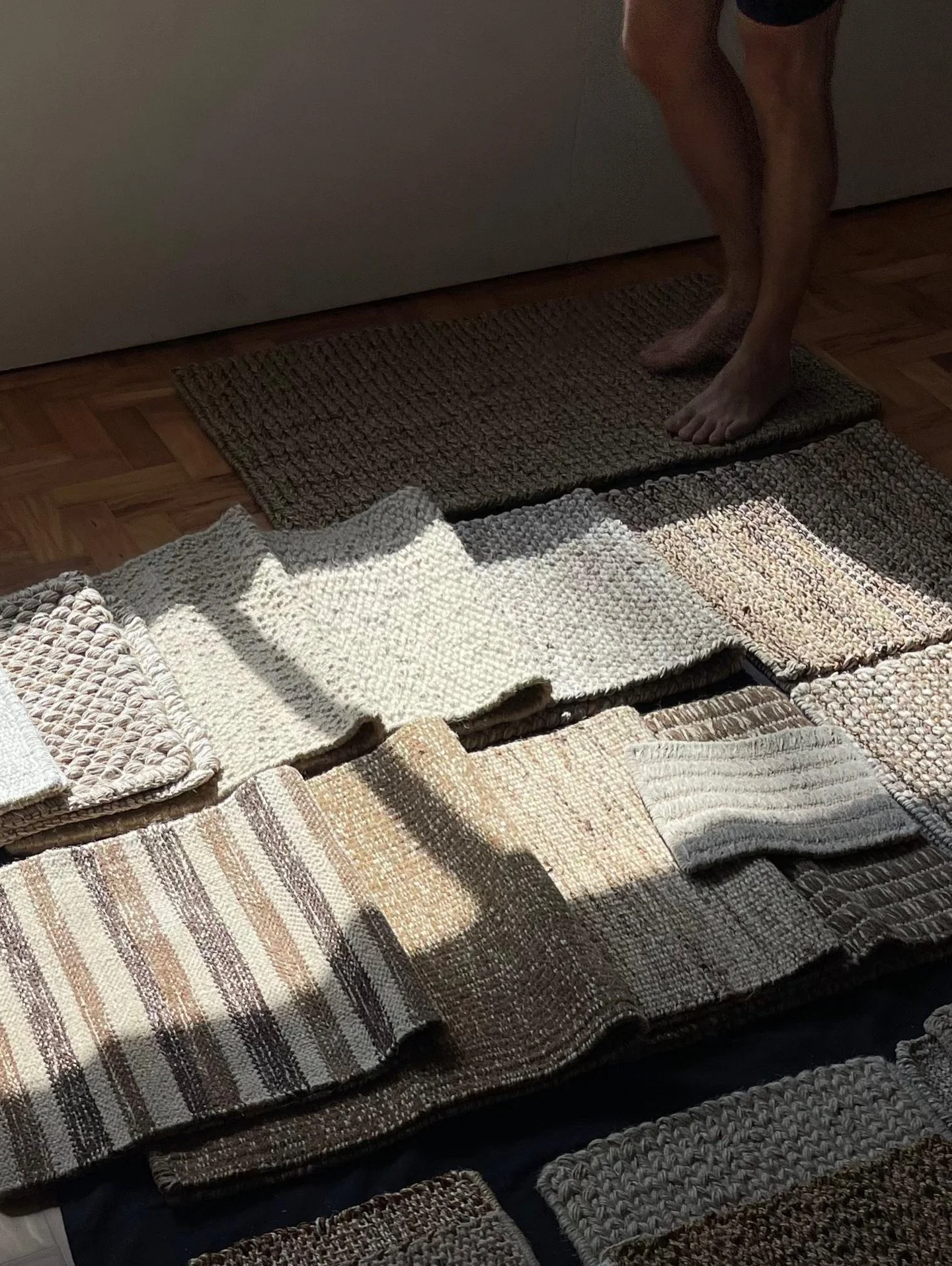 Entre todas as decis&otilde;es silenciosas de um projeto, a escolha do tapete &eacute; uma das mais sens&iacute;veis e, muitas vezes, uma das mais determinantes.

A trama, a fibra, a densidade e o toque conduzem n&atilde;o apenas a est&eacute;tica, m
