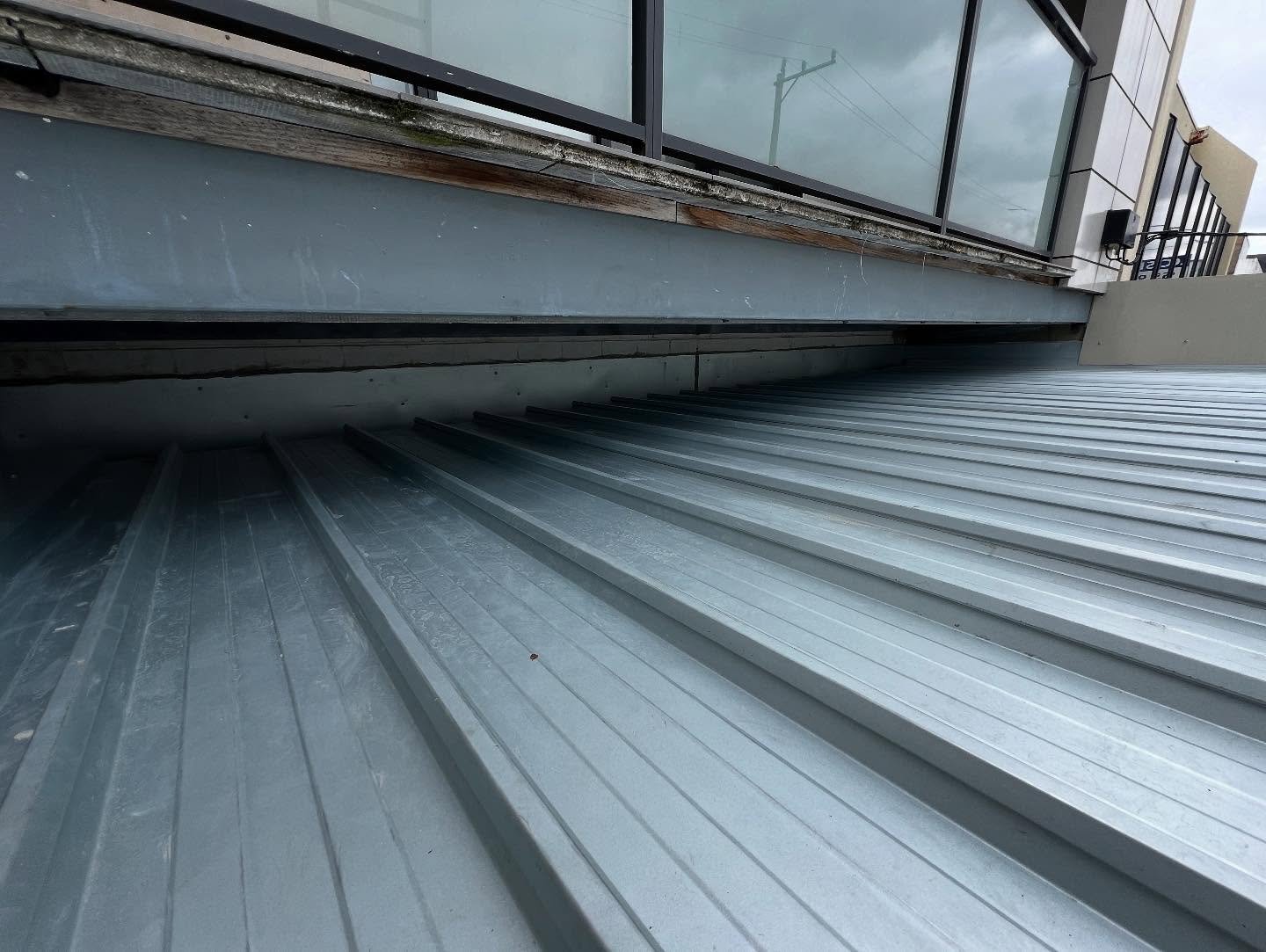 This shop awning in Highett has a new working sump, box gutter and ApDeck roof. 

Pleasure giving the boys at @morningtonplumbingandroofing a hand with this one. 

#morningtonpeninsulabusiness #morningtonpeninsulabusiness #roofer #melbournetradies #h