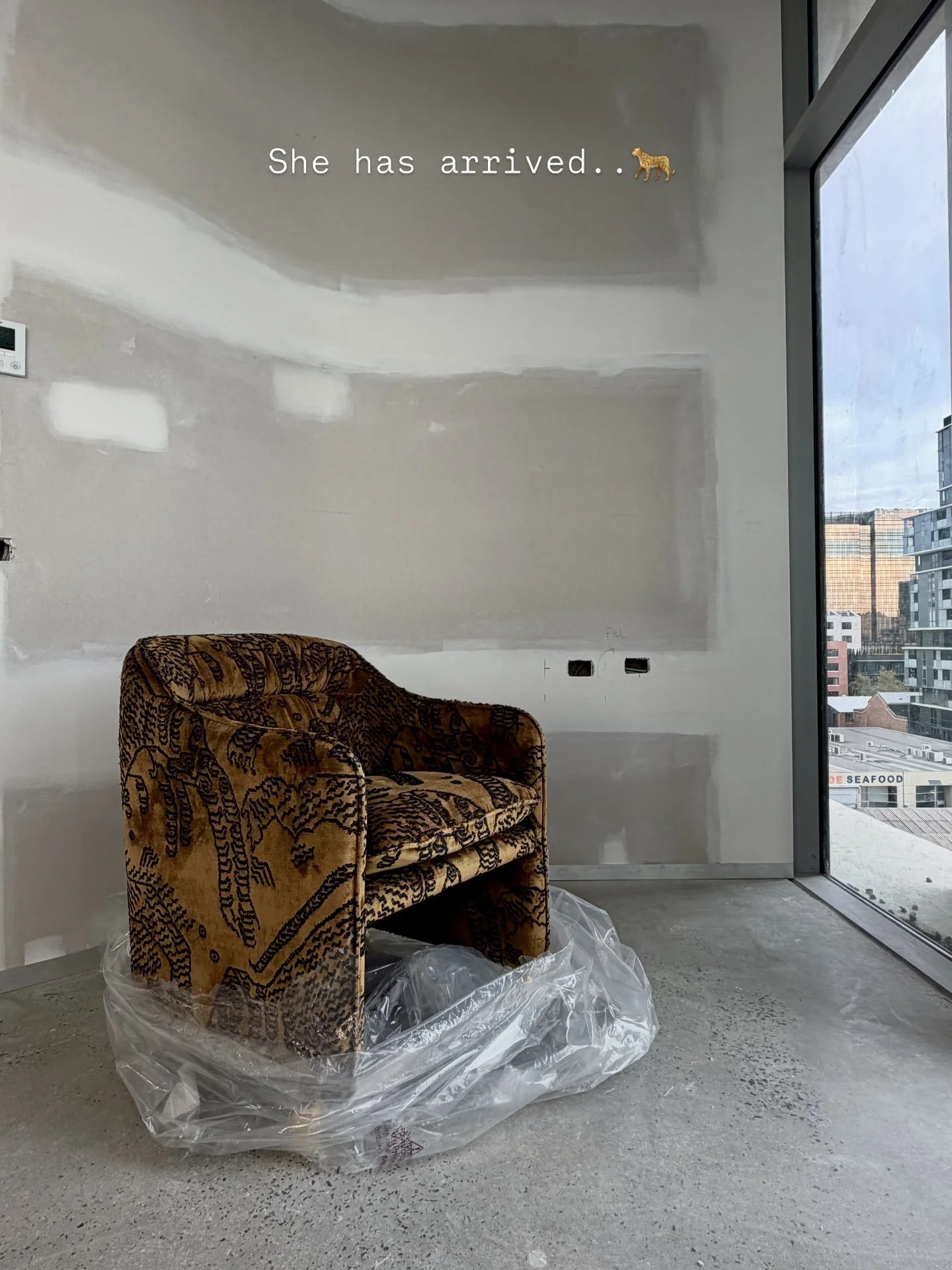 🐆 She has arrived - with warrior-queen energy. Arriving with that confident air of someone who knows she&rsquo;s the best-looking thing in the room even before the walls are finished. 

She is not just a chair. She is a place to land. 

This fabric 