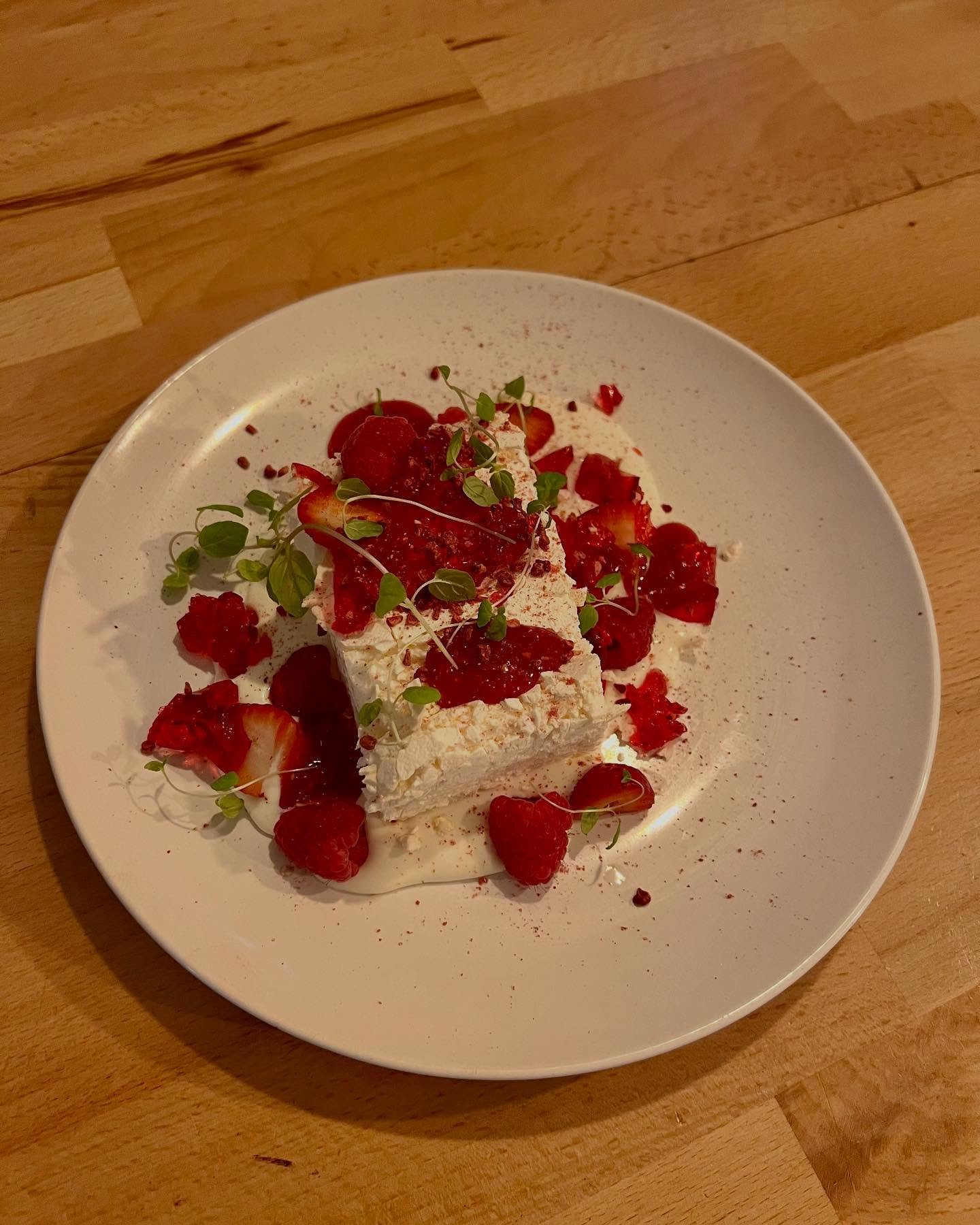 Hideout pavlova, seasonal fruit, meringue, raspberry, praline (GF)