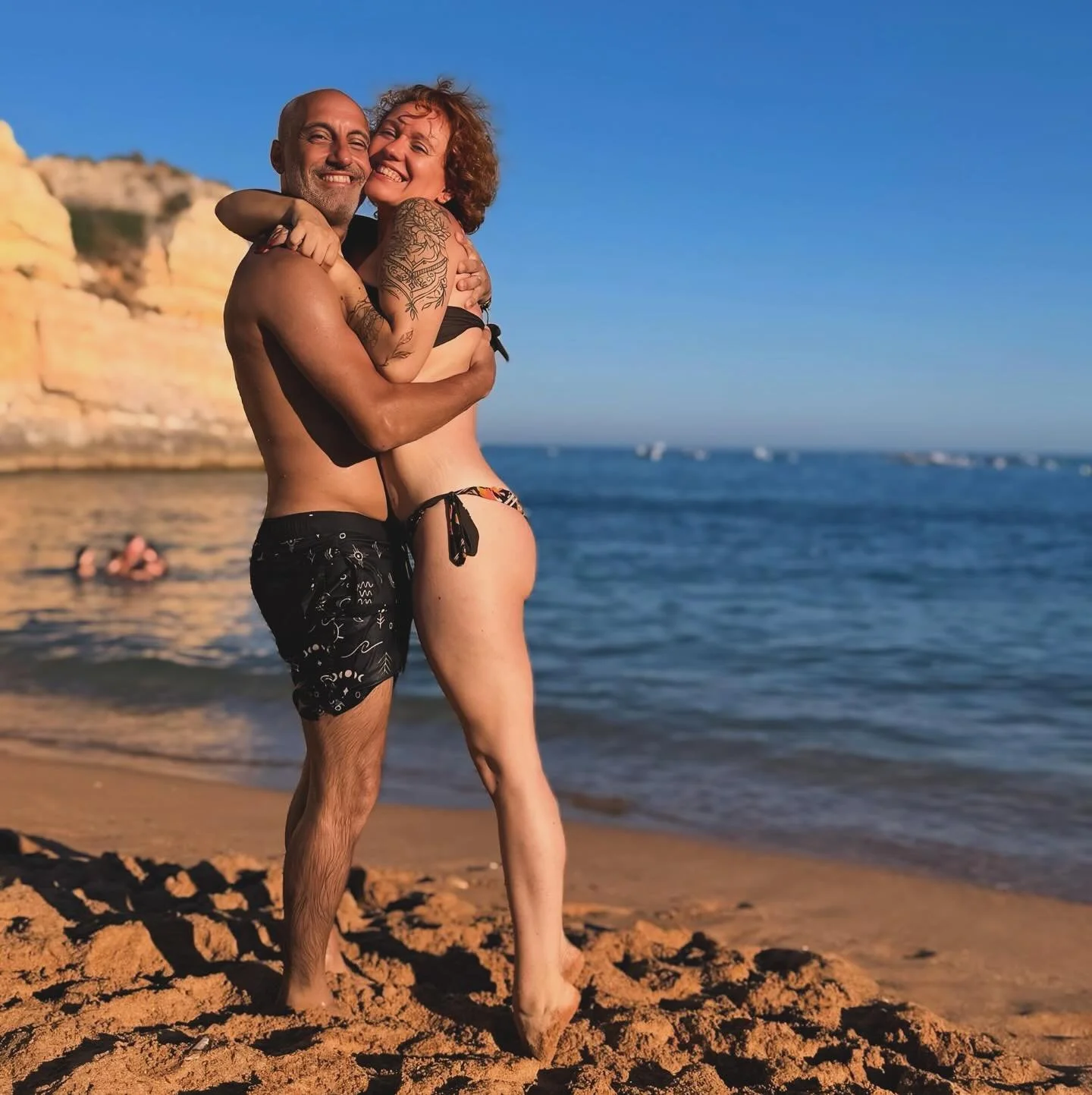 🏠 ☀️ 🌊 
O meu lar n&atilde;o tem paredes&hellip;tem bra&ccedil;os que me seguram,
tem olhos que me encontram mesmo quando me perco,
tem sil&ecirc;ncio que n&atilde;o pesa.
&Eacute;s o meu porto seguro.
Onde sou, inteira.
Onde fico, em paz.

@tiagom