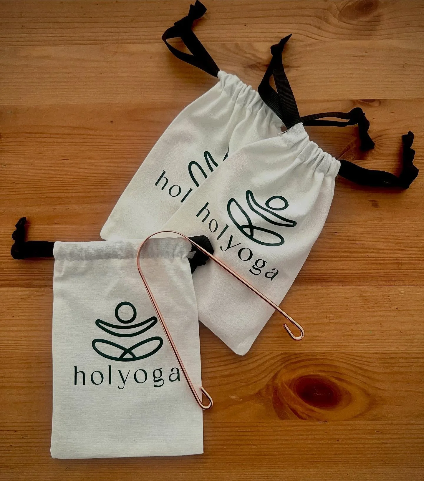 Sabias que uma das pr&aacute;ticas mais antigas do yoga come&ccedil;a&hellip; na casa de banho?

Chama-se raspagem da l&iacute;ngua (ou jihva dhauti em s&acirc;nscrito) e &eacute; uma t&eacute;cnica simples de limpeza oral usada h&aacute; milhares de