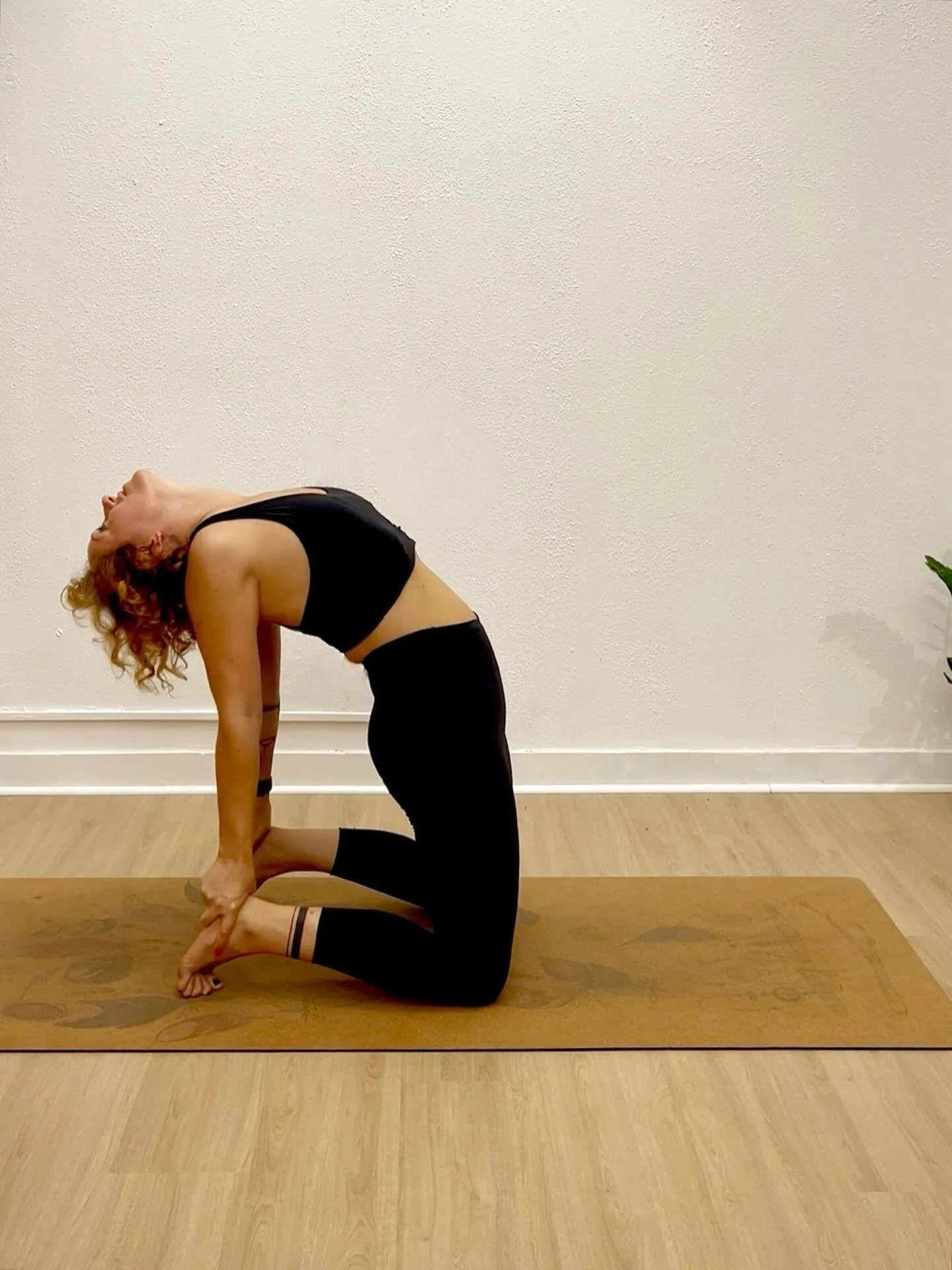 Muita gente associa o yoga apenas &agrave;s posturas f&iacute;sicas (asanas), mas na verdade, elas s&atilde;o apenas um dos 8 pilares deste caminho.

O verdadeiro prop&oacute;sito do yoga &eacute; a uni&atilde;o entre corpo, mente e esp&iacute;rito. 