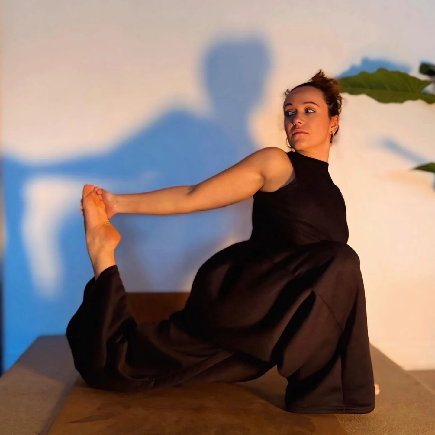 O yoga n&atilde;o &eacute; sobre posturas dif&iacute;ceis. 
N&atilde;o &eacute; sobre ir mais longe, nem sobre fazer melhor do que o colega do lado.

&Eacute; sobre ESTAR. 
Estar no corpo que tens HOJE. 
Na respira&ccedil;&atilde;o que acontece AGORA