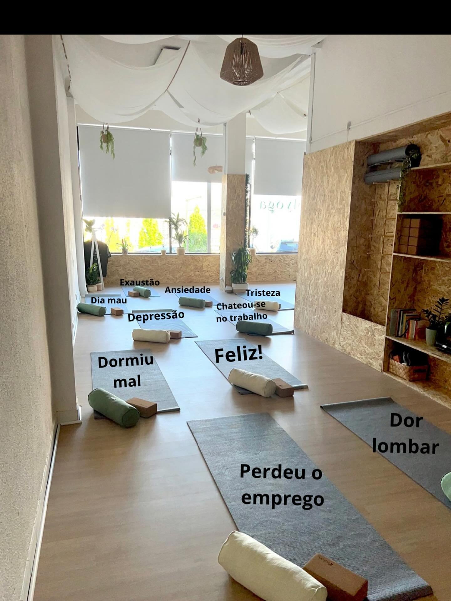 Nem todos chegam da mesma forma.
Nem todos trazem o mesmo dia dentro do peito.
Cada tapete guarda uma hist&oacute;ria.
Cada corpo traz o seu mundo.
Cada respira&ccedil;&atilde;o pede algo diferente.

Aqui n&atilde;o se pratica s&oacute; yoga.
Aqui ac